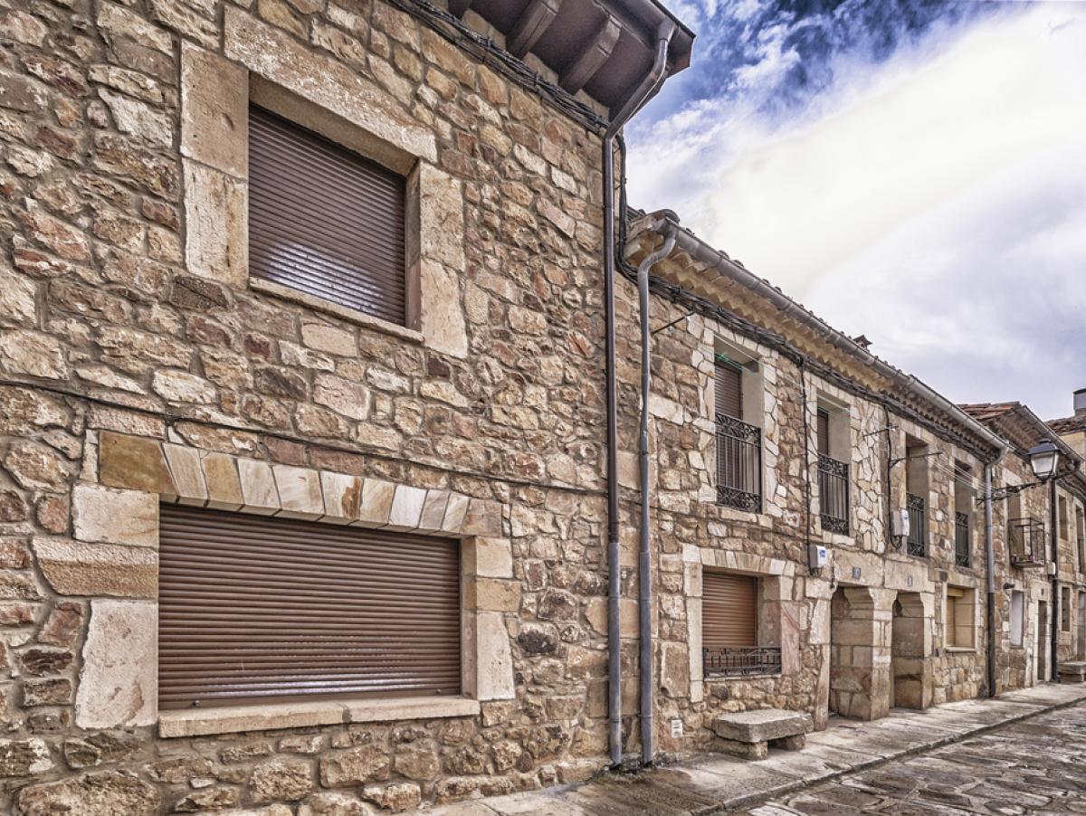 En una de las provincias con el clima más extremo de España, las casas de pueblo se climatizan solas desde hace siglos: muros de 80 centímetros, desván y bodega