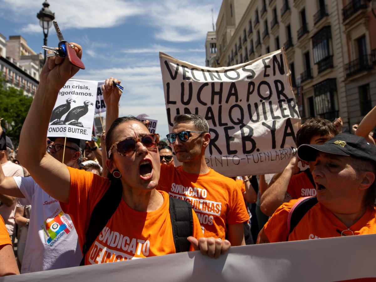 Madrid vendió 4.795 pisos públicos a fondos en 2013: la vivienda social que hoy falta pasó a Goldman Sachs y Blackstone con inquilinos dentro
