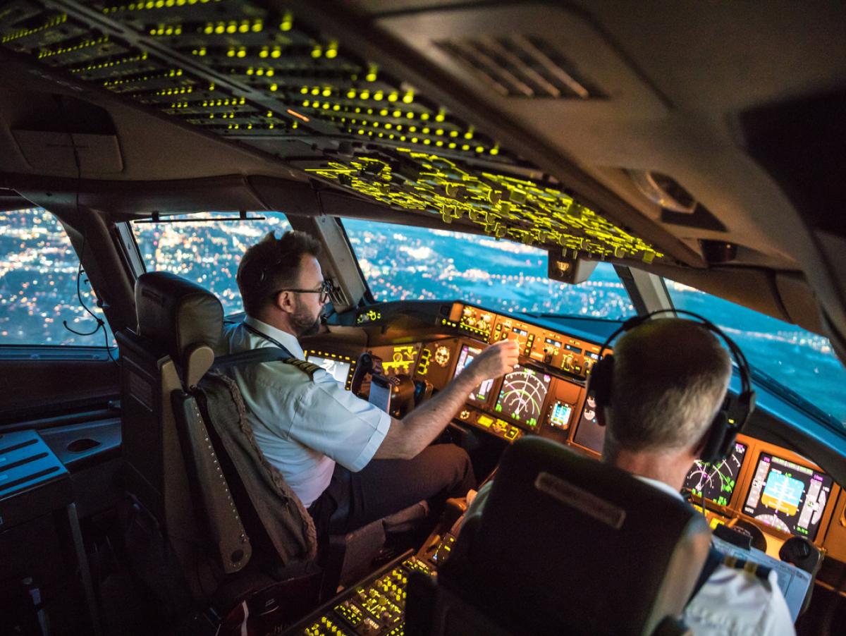 El piloto y el copiloto de un avión nunca comen el mismo menú, y desde 2015 nadie puede quedarse solo en la cabina: las normas que se revisarán tras el vuelo de Flydubai