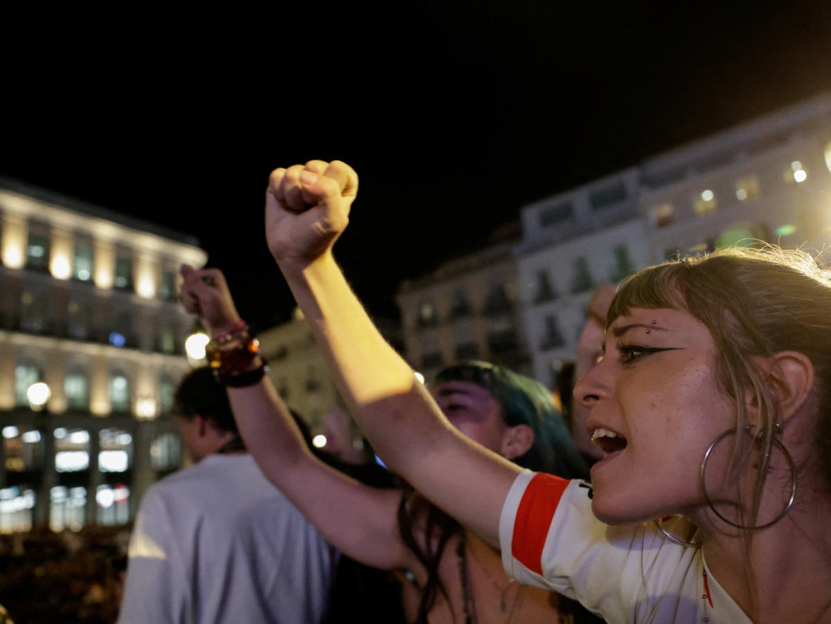 Los acampados de Sol, consternados por la muerte de Maricarmen, inician una marcha hacia el Congreso