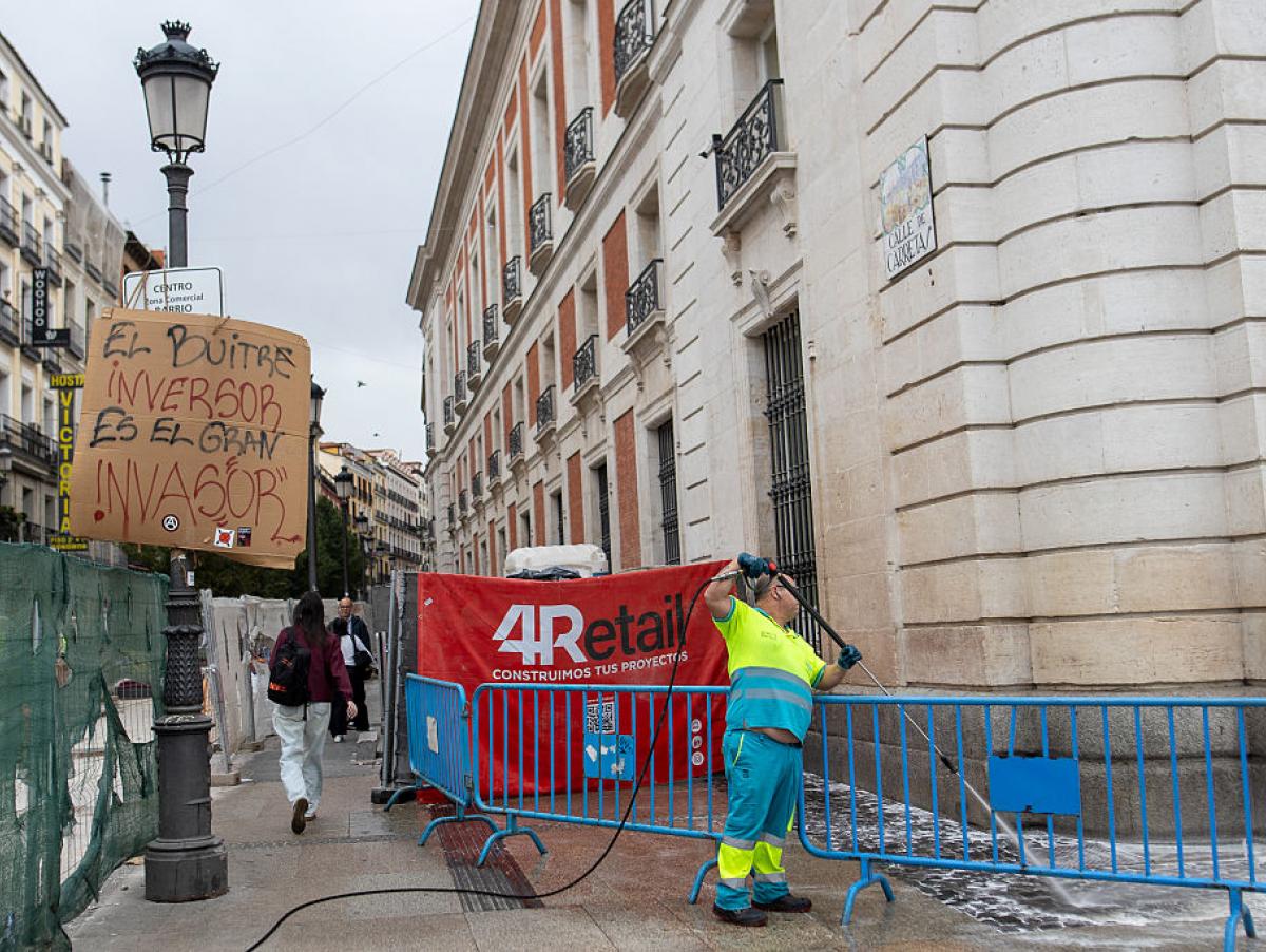 Uno de los barrenderos de la Puerta del Sol arrasa al contestar a un usuario que critica que los que acampan en Sol ensucien la calle