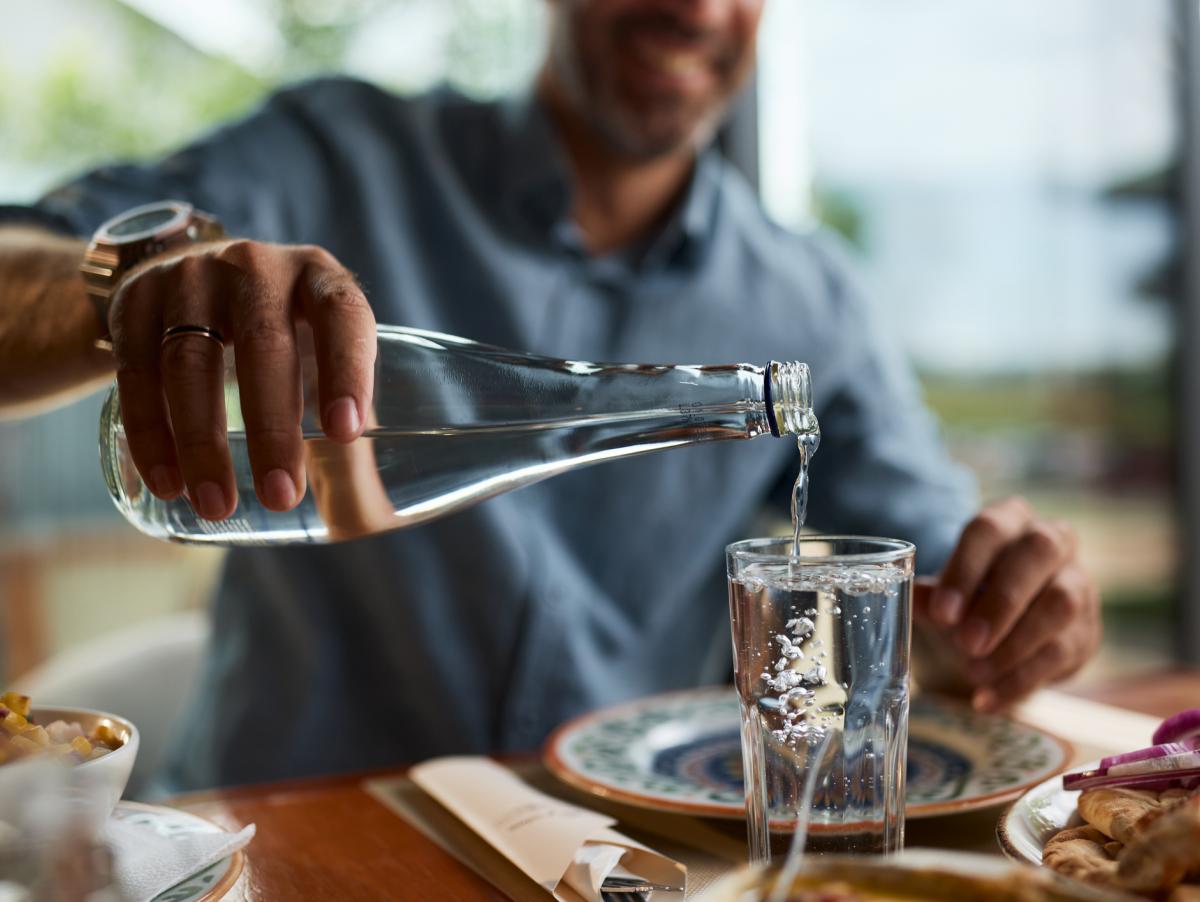 La respuesta de un hostelero a un cliente que alabó su agua del grifo te hará recuperar un poco la fe en la humanidad