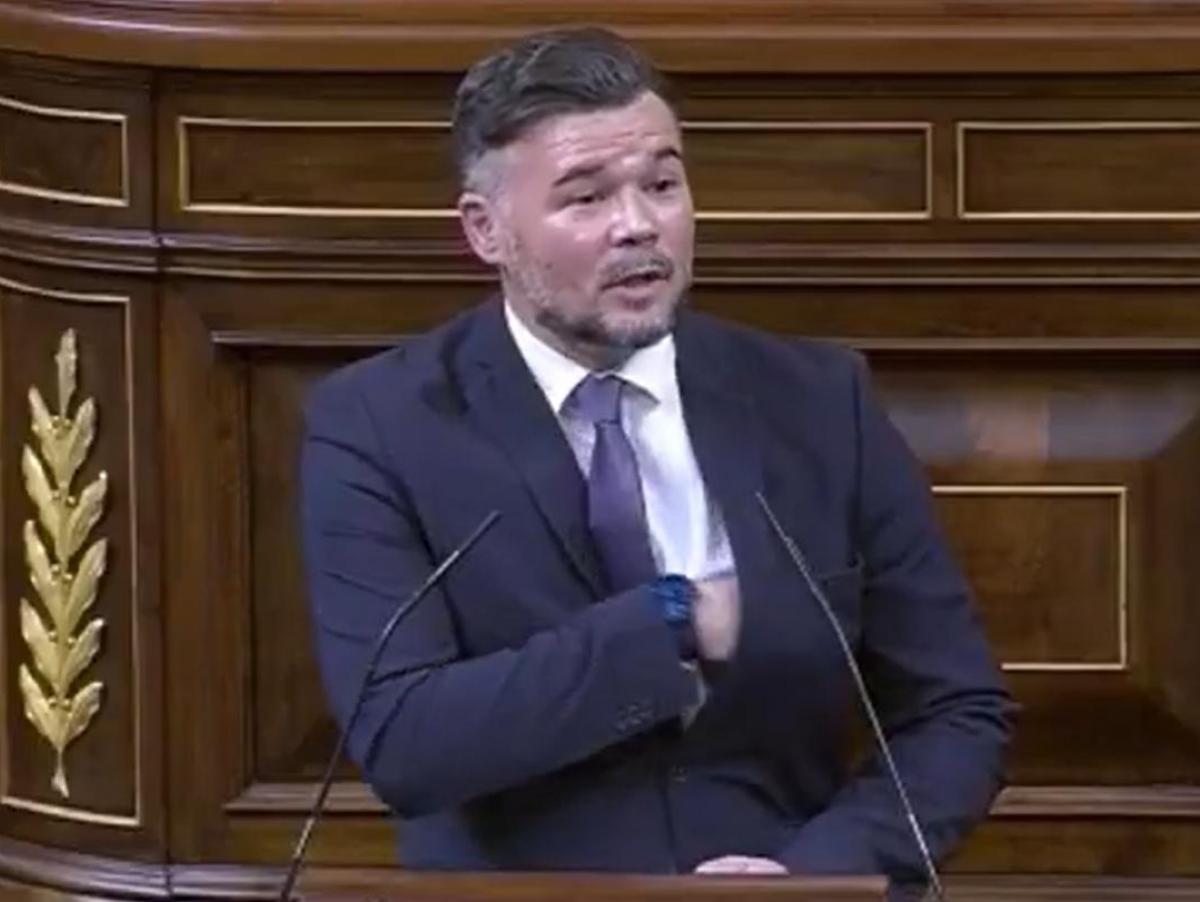Rufián recupera una intervención de abril para retratar a Junts tras anunciar su voto en contra de los decretos: "Esta es su bandera y la comparten con PP y Vox"
