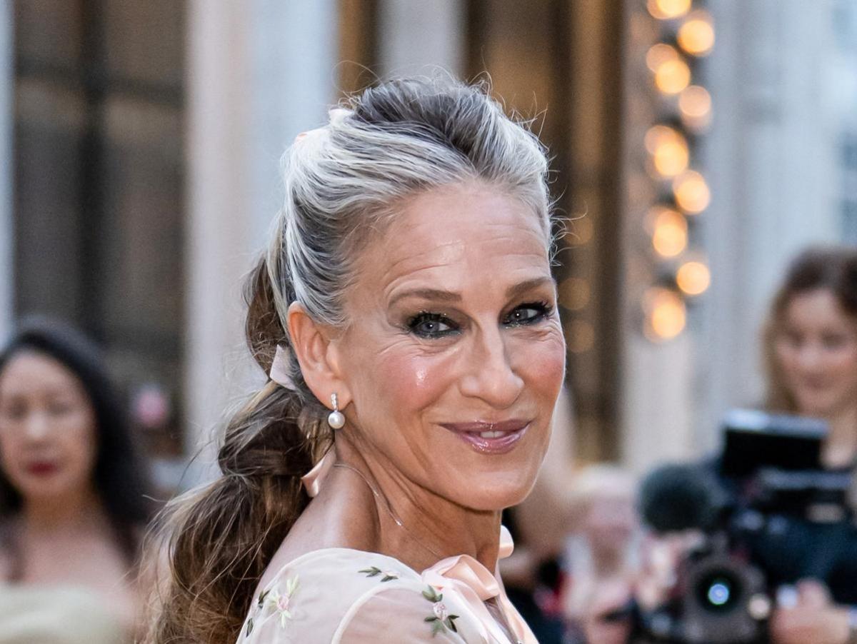 Sarah Jessica Parker emula a Rapunzel con una larguísima maxitrenza adornada con lazos de satén