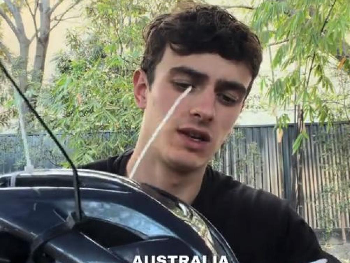 Un español enseña lo que llevan los australianos en la mayoría de los cascos por la presencia de unos pájaros: "Te atacan"