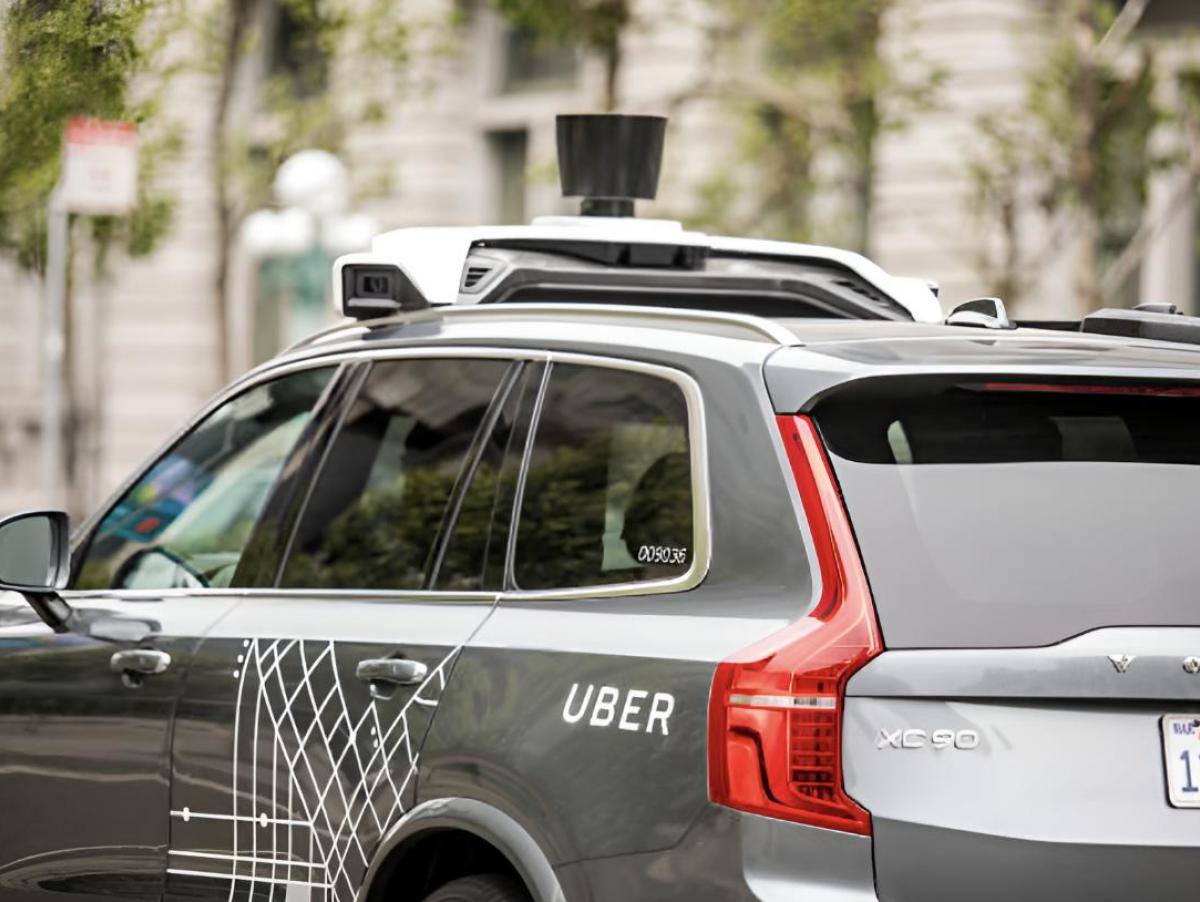 Ya circulan por Alcobendas y Hortaleza y de momento los conduce una persona: veinte furgonetas negras mapean Madrid para los primeros robotaxis de España