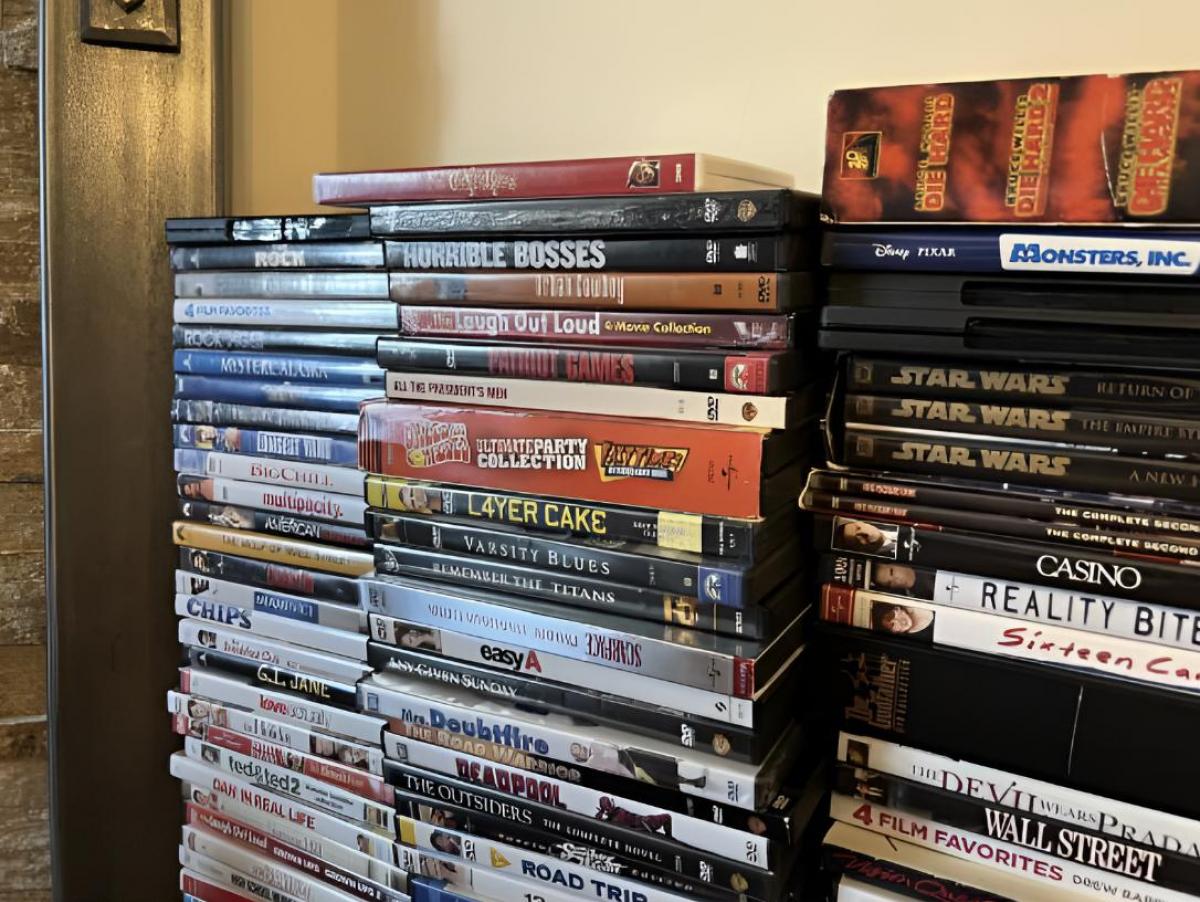 Pepe dejó más de 10.000 películas catalogadas y puntuadas a mano en su casa de Valencia: su familia busca una filmoteca que las acoja