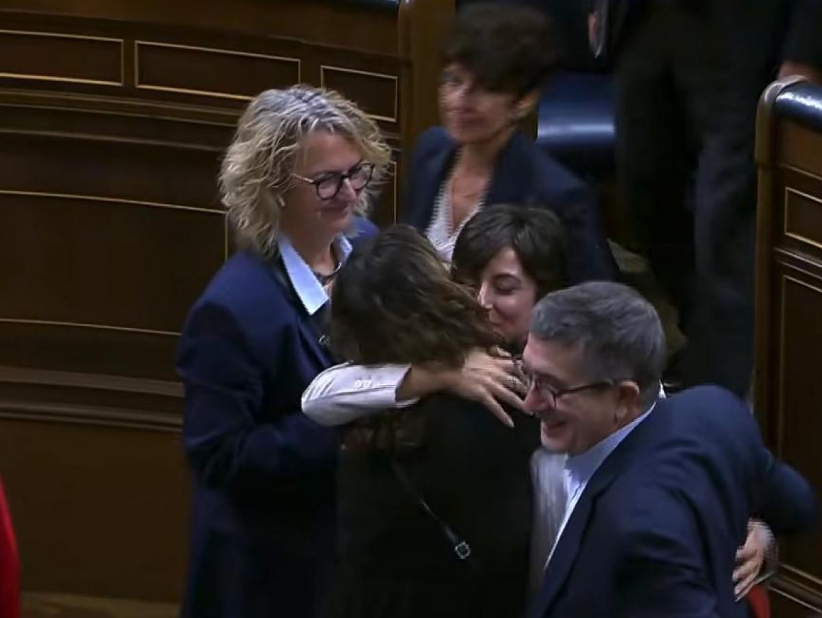 Las cámaras del Congreso captan lo que hacen varios diputados con Isabel Rodríguez al caer los decretos y levantarse la sesión: Patxi López el primero