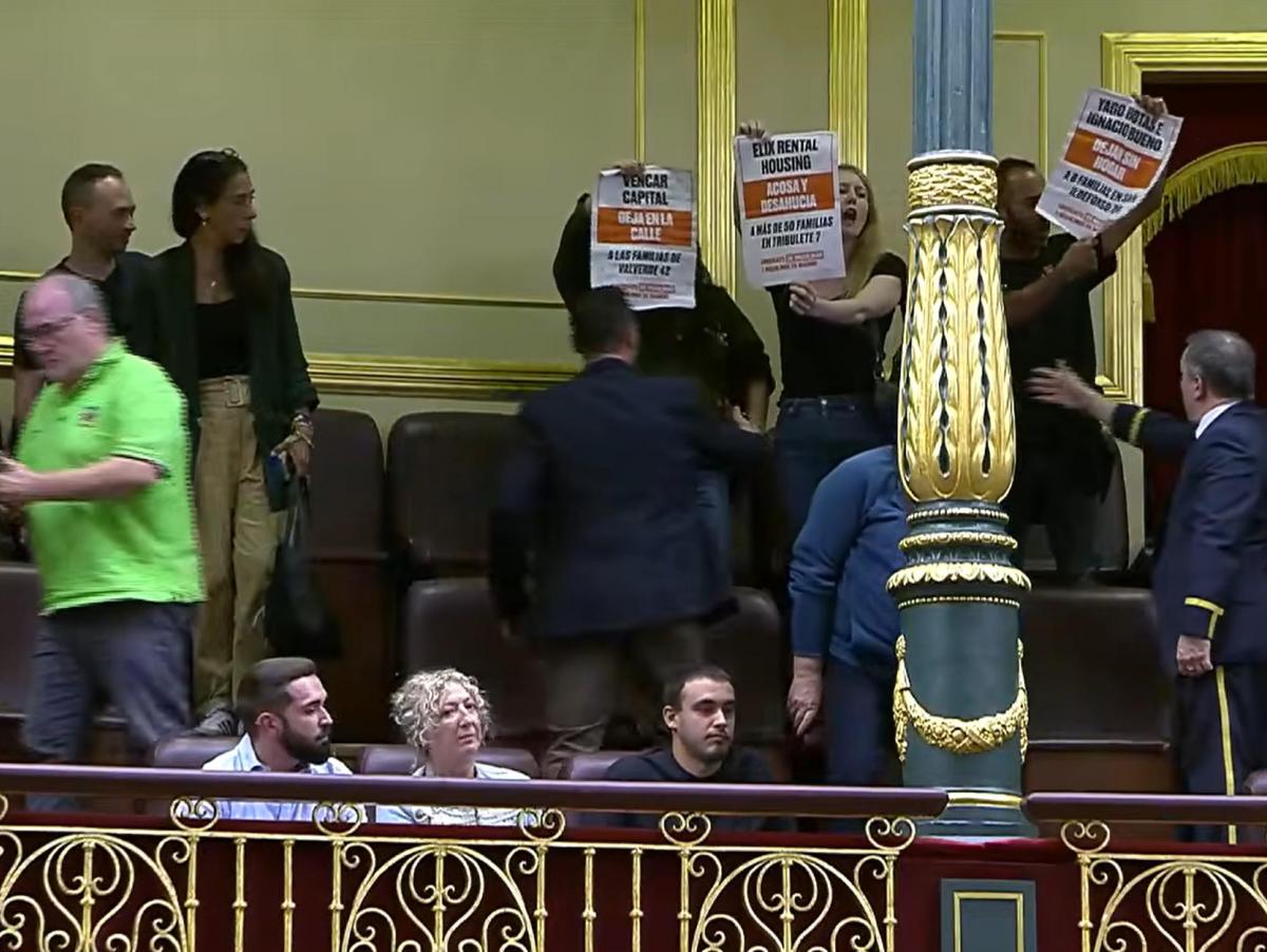 Caen los decretos de vivienda e inmediatamente unos activistas lanzan papeles al Congreso como protesta: se ve la reacción de muchos diputados