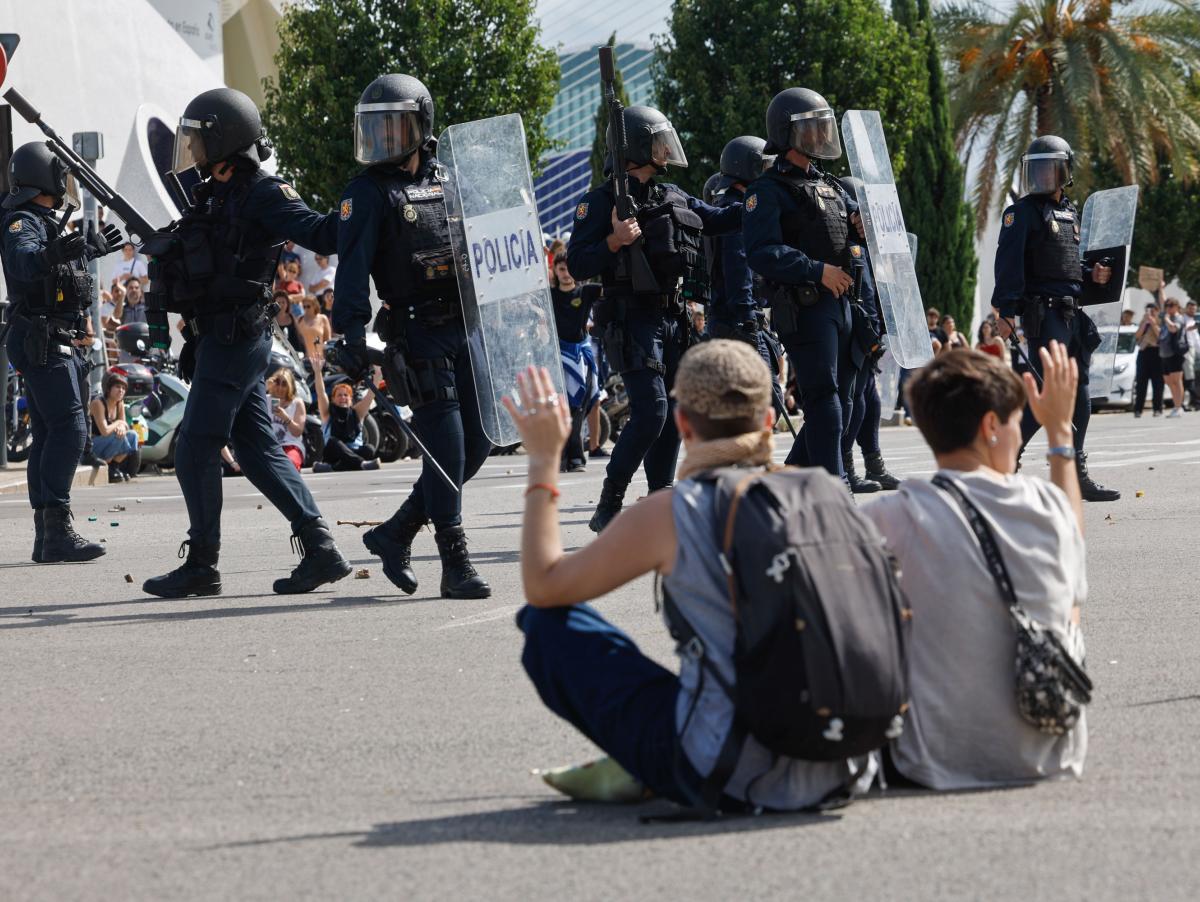 Altercados en Valencia durante la protesta por la vivienda frente a un congreso inmobiliario