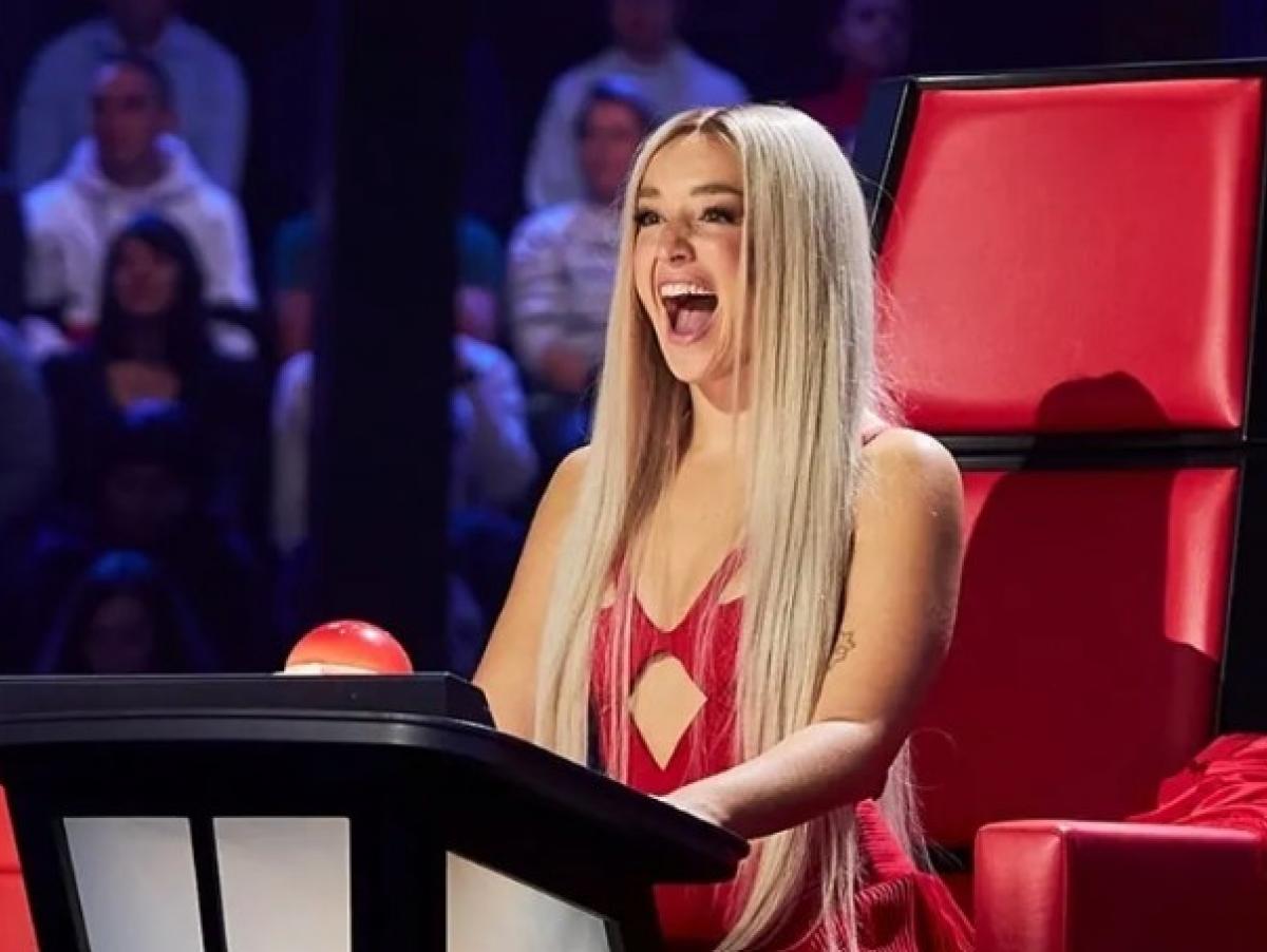 Lola Índigo pulsa por error antes de que una concursante de 'La Voz' cante una sola nota y su reacción lo dice todo: "¿Cómo le he dado?"