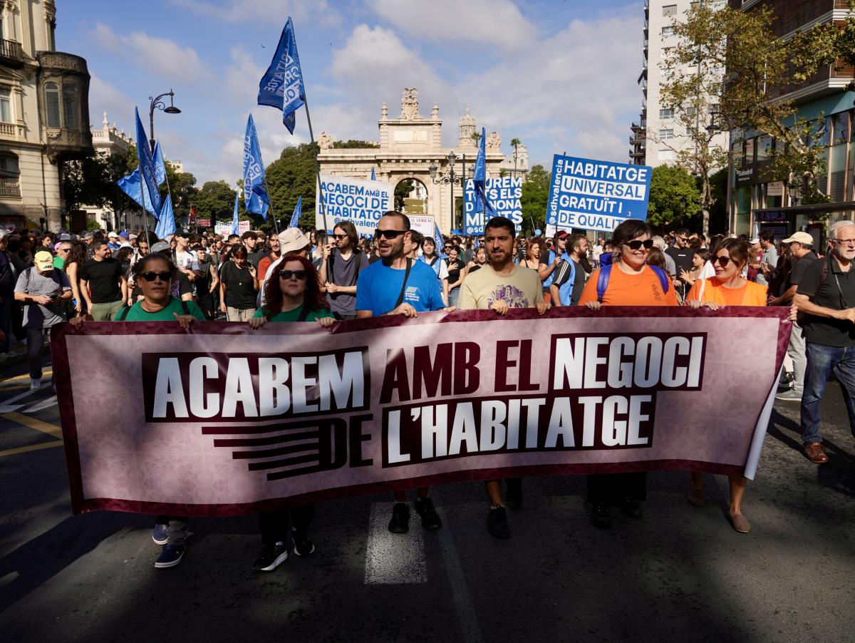 Altercados en Valencia durante la protesta por la vivienda frente a un congreso inmobiliario