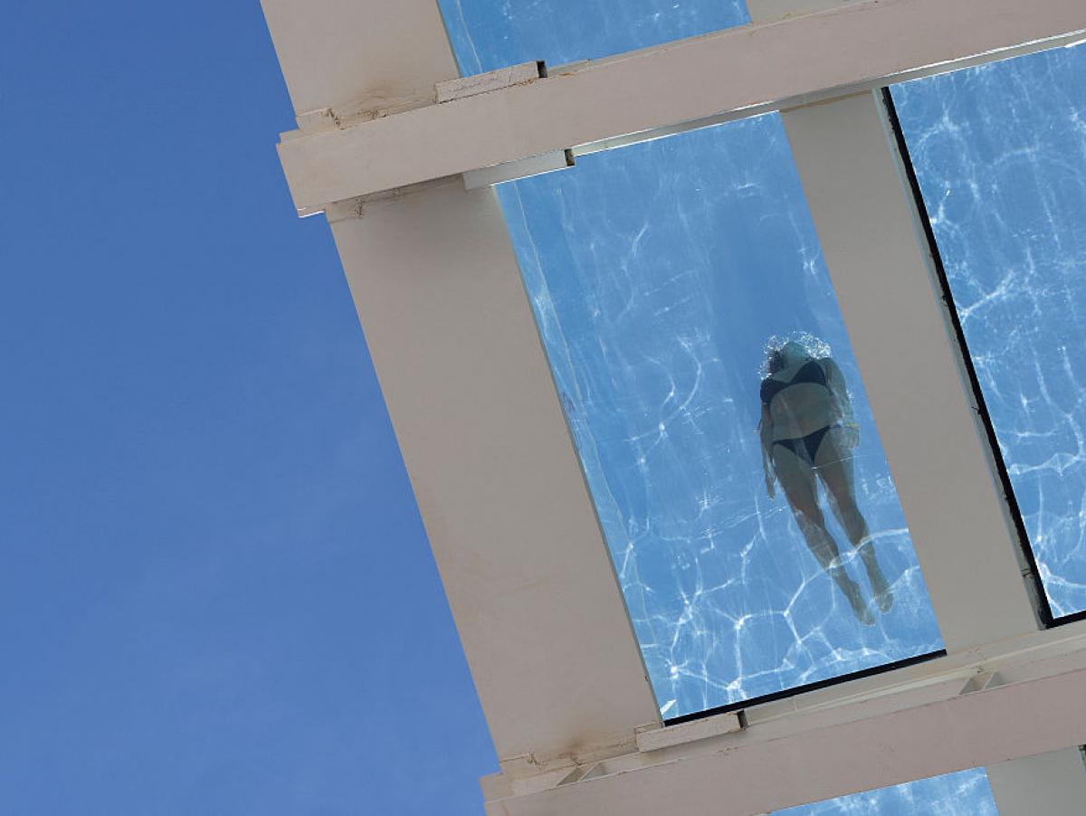 Adiós al césped en Menorca: un municipio limita los jardines y pone nuevas reglas a las piscinas