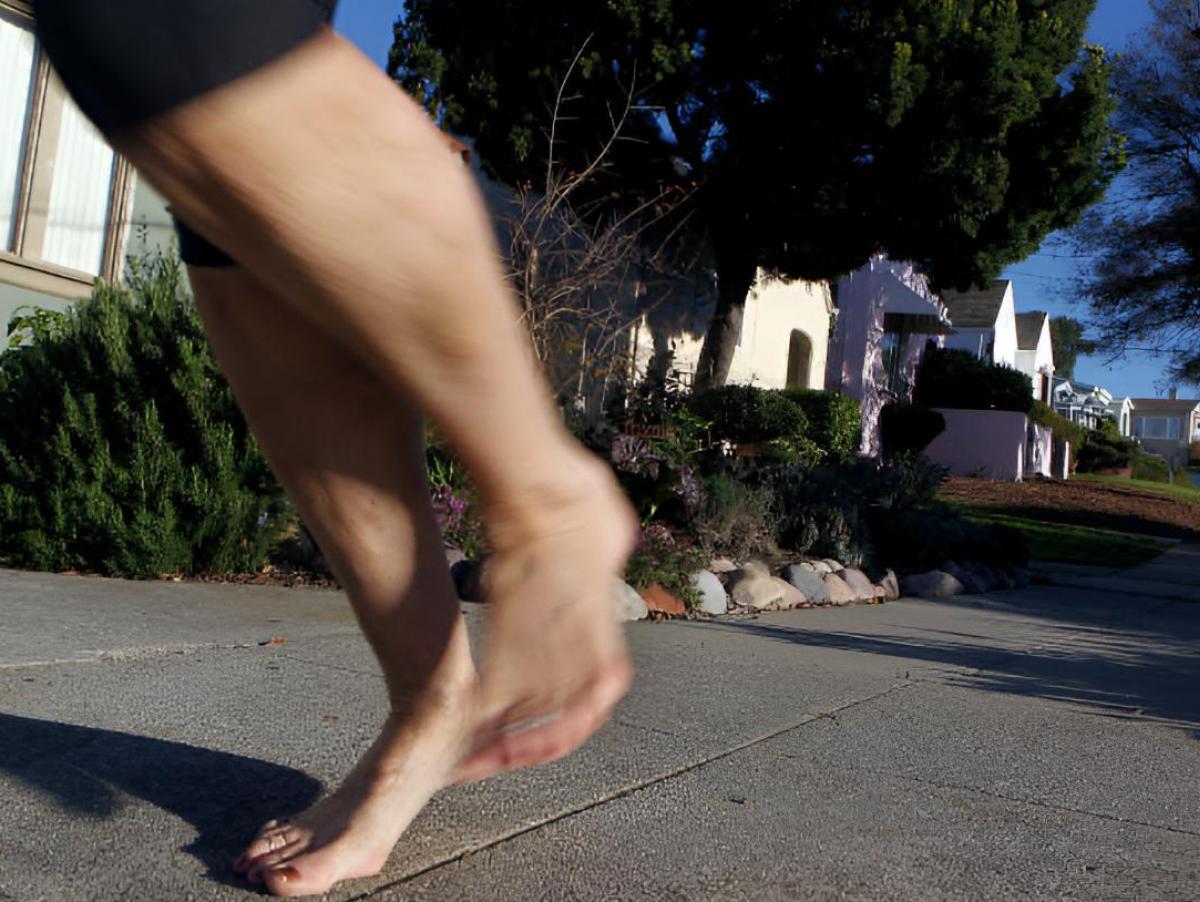 Ni tenía zapatillas ni había entrenado nunca: una viuda de 47 años gana descalza su primera carrera para comprar los libros de sus hijas