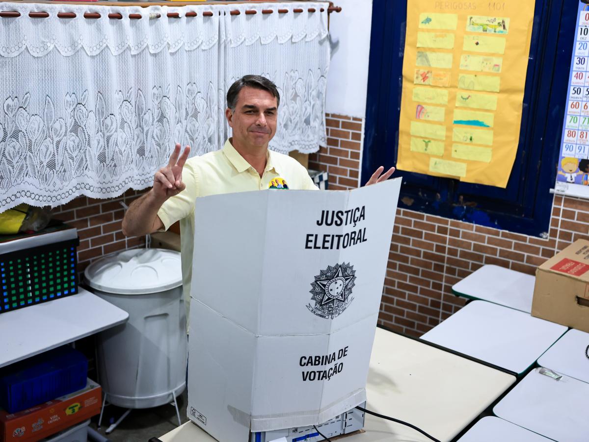 Bolsonaro obtiene el 48,4 % de los votos y Lula, el 43,4 %, con el 85 % del escrutinio