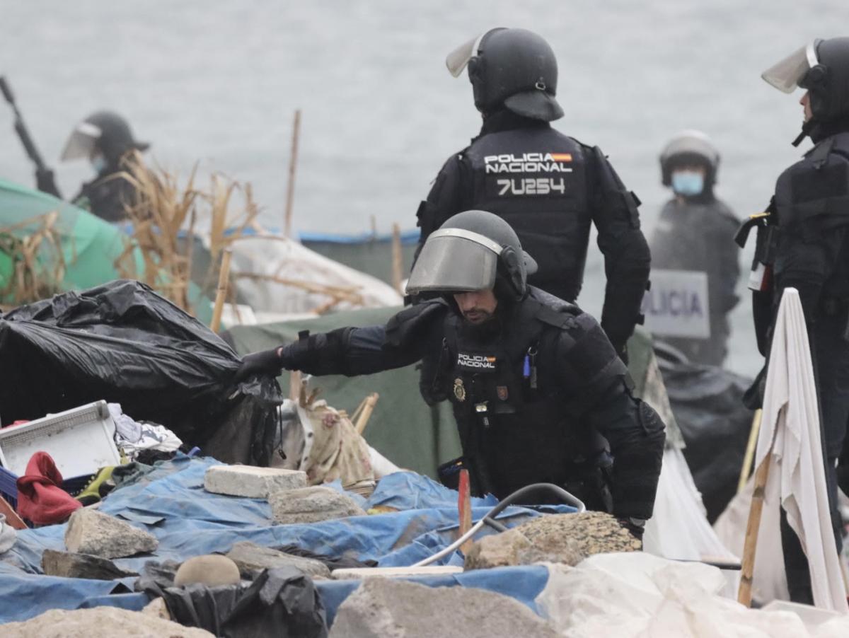 La Policía Nacional inicia desalojo del asentamiento de la playa del Trampolín en Ceuta