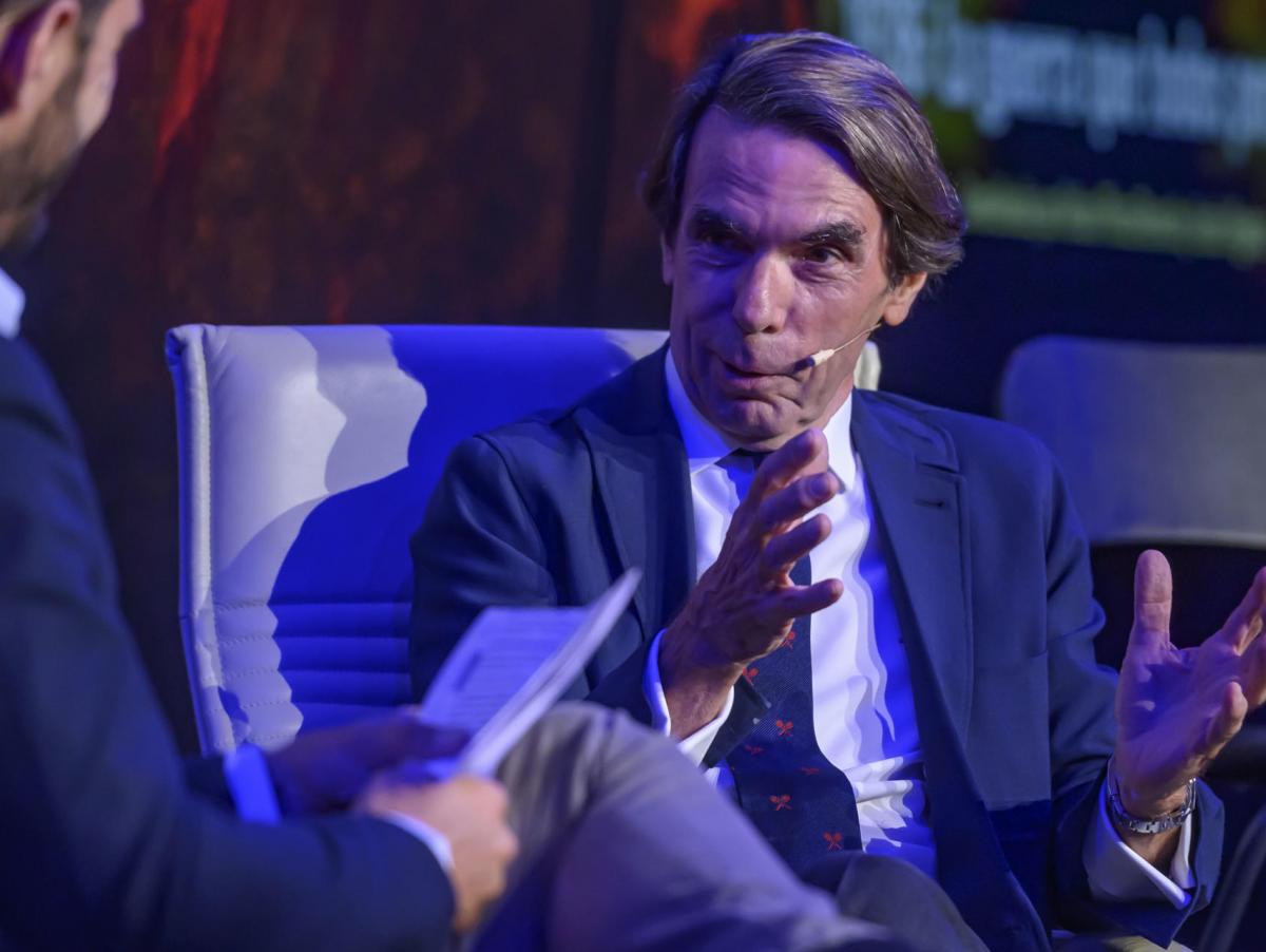 Aznar afirma que si Sánchez gana las elecciones estará en peligro "la monarquía parlamentaria"