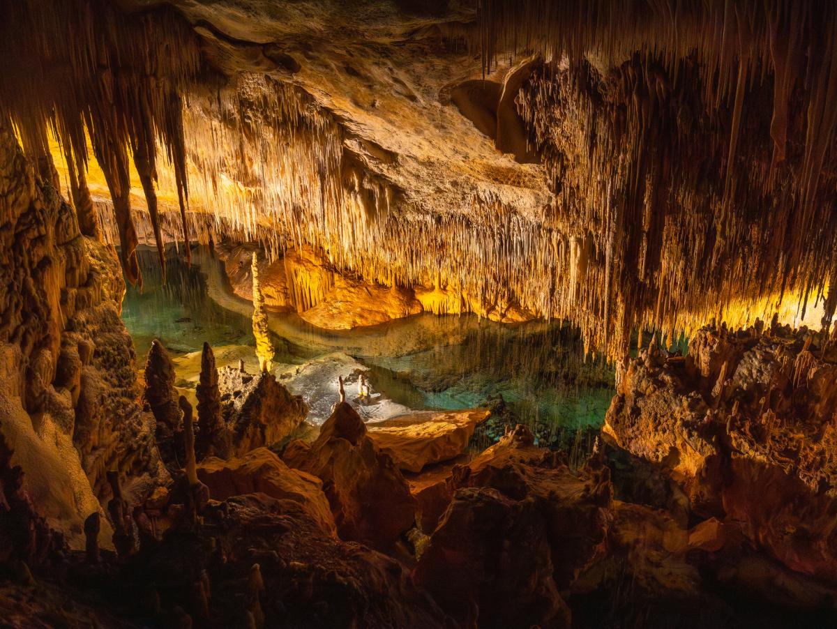 7 cuevas españolas que parecen de otro mundo