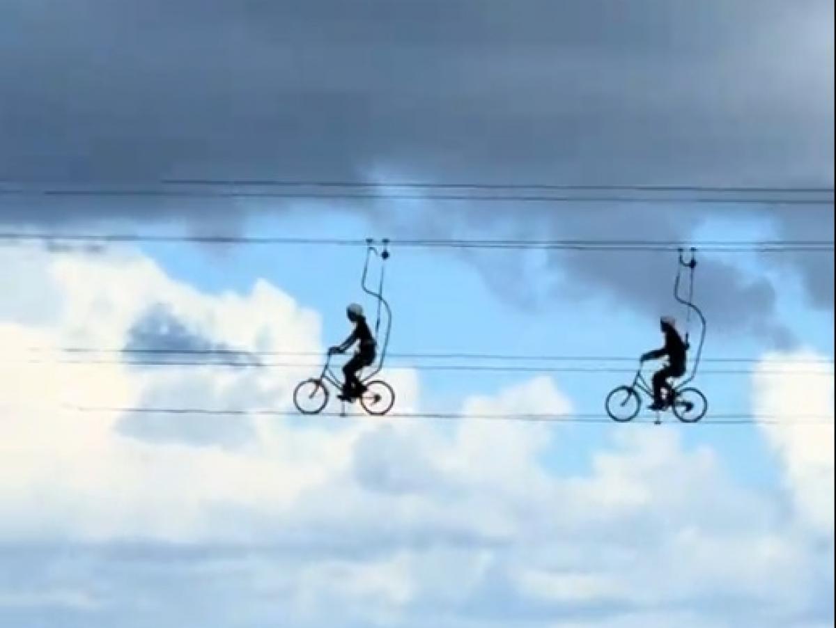 La increíble bicicleta de Corea del Sur que permite pedalear a 20 metros sobre el mar
