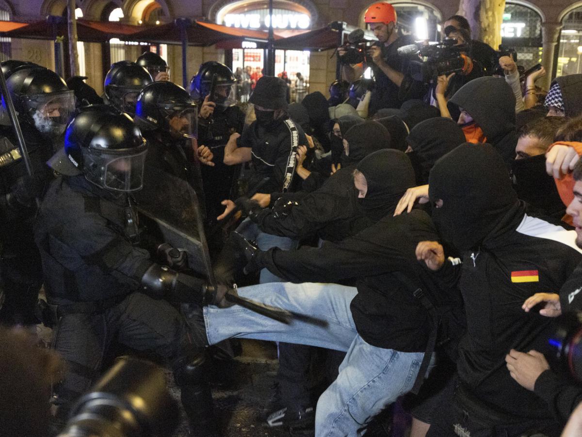 La multitudinaria protesta por la vivienda en Barcelona acaba con cargas policiales, contenedores quemados y varios detenidos