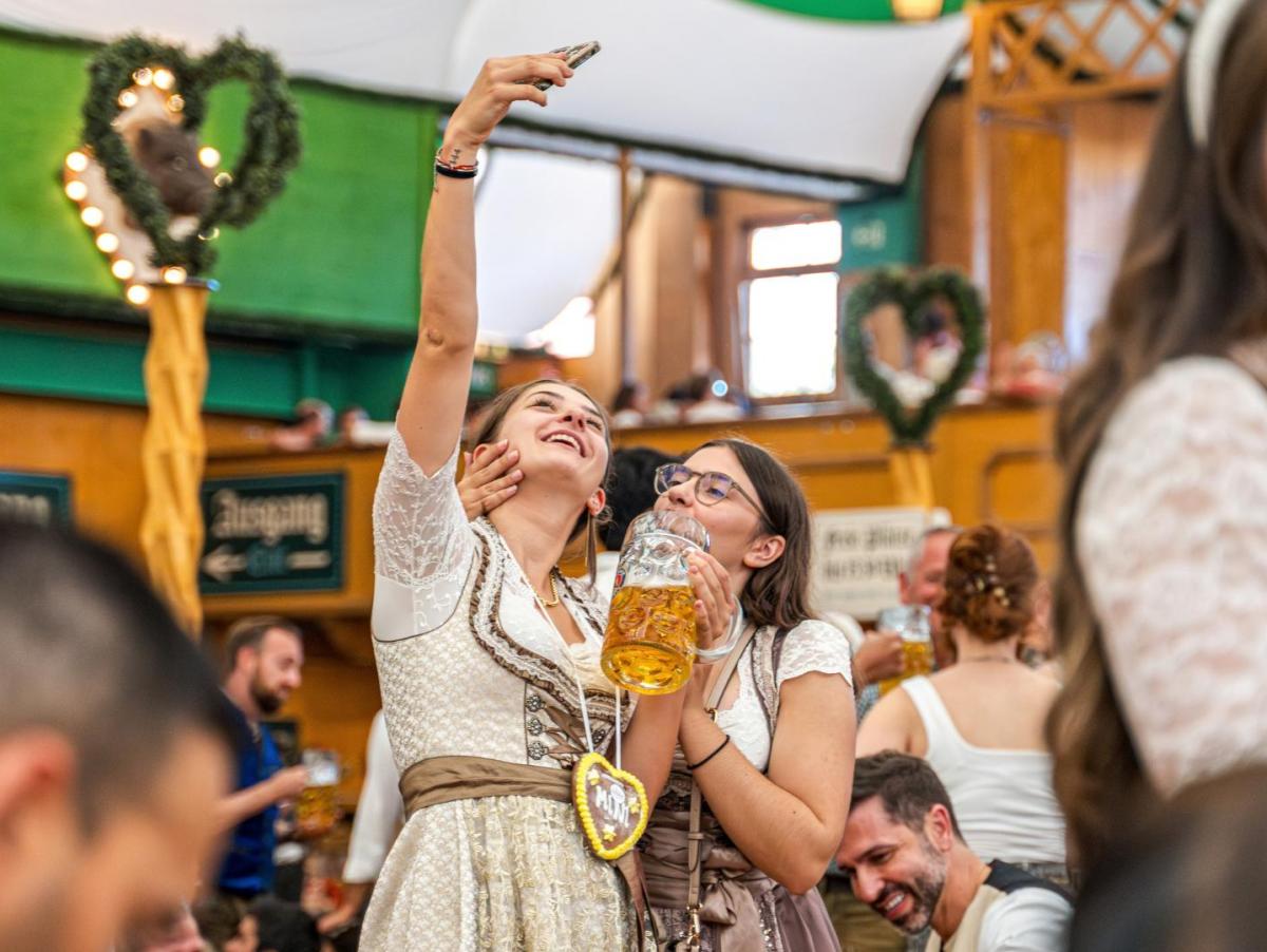 Múnich ingresa más de 100.000 euros cobrando a los influencers que hacen negocio con el Oktoberfest: "Quien gana dinero con nuestra fiesta también tiene que aportar"