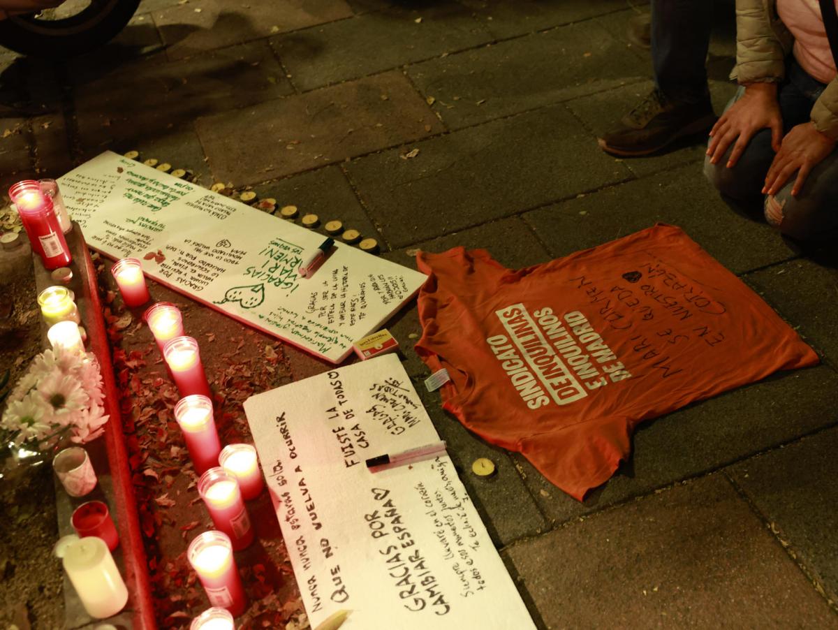 "Somos muchas personas las que no podremos dormir esta noche": velas y emoción en el portal de Maricarmen