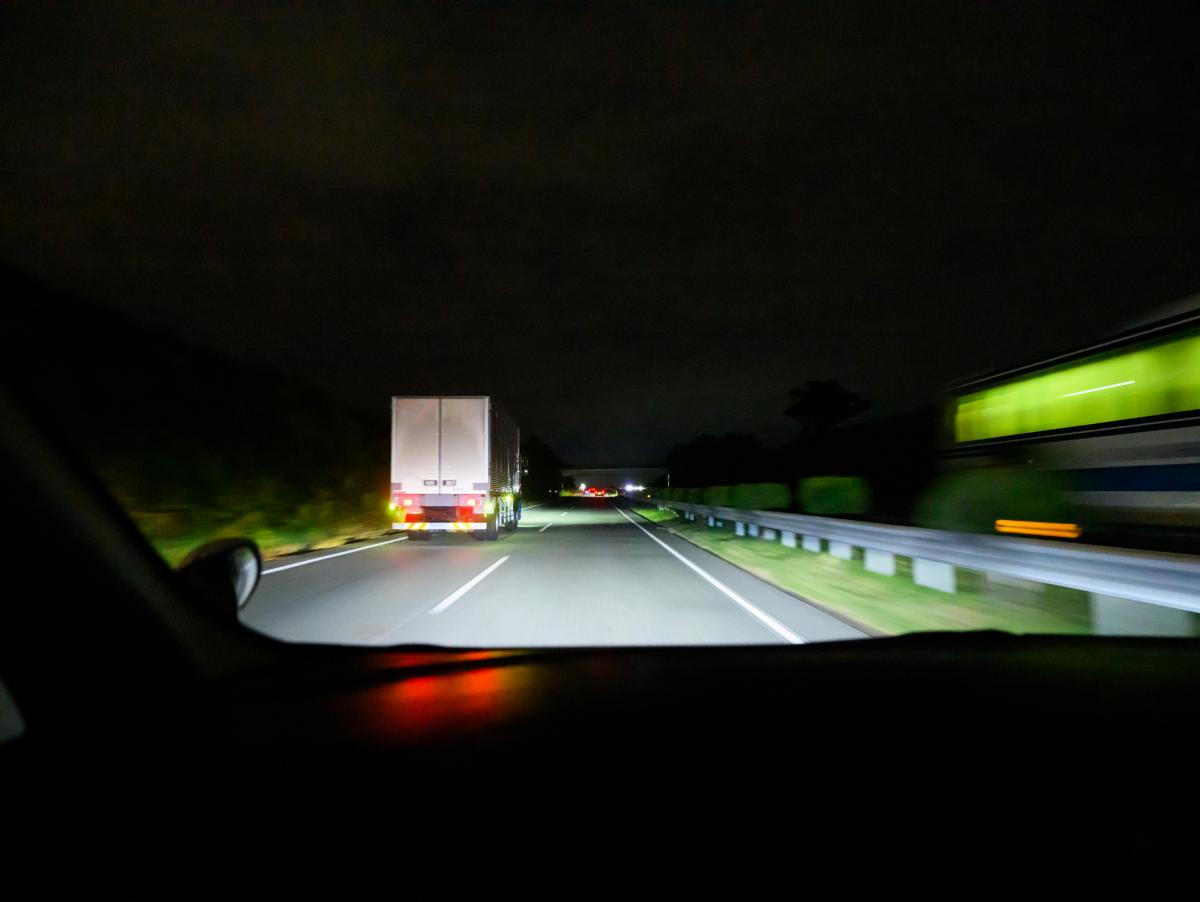 Asaltaban camiones en marcha de noche por la autopista y volvían a su coche saltando al capó a 80 o 90 km/h: detenidos por robar más de 200.000 euros en electrónica