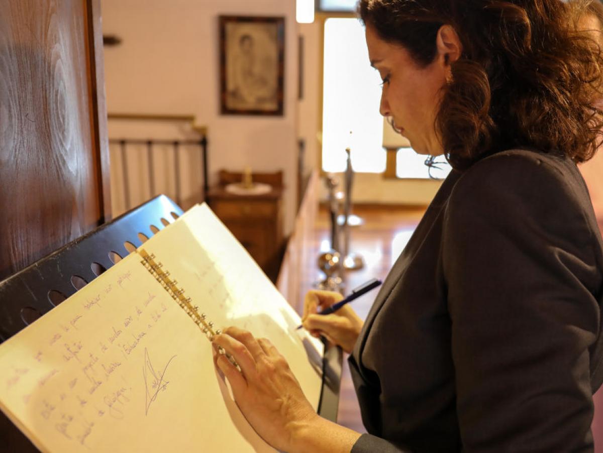 Una experta en comunicación no verbal analiza la portada de la autobiografía de Ayuso y destaca un gesto: "Tal vez es lo que pretendían"
