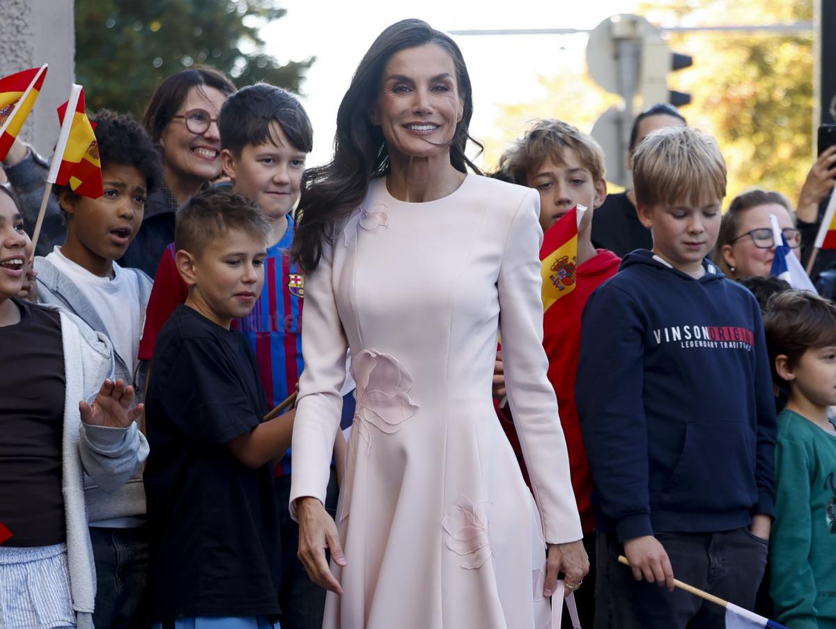 Los niños finlandeses sorprenden a la reina Letizia con una canción de José Luis Perales: "Os ha salido de maravilla"