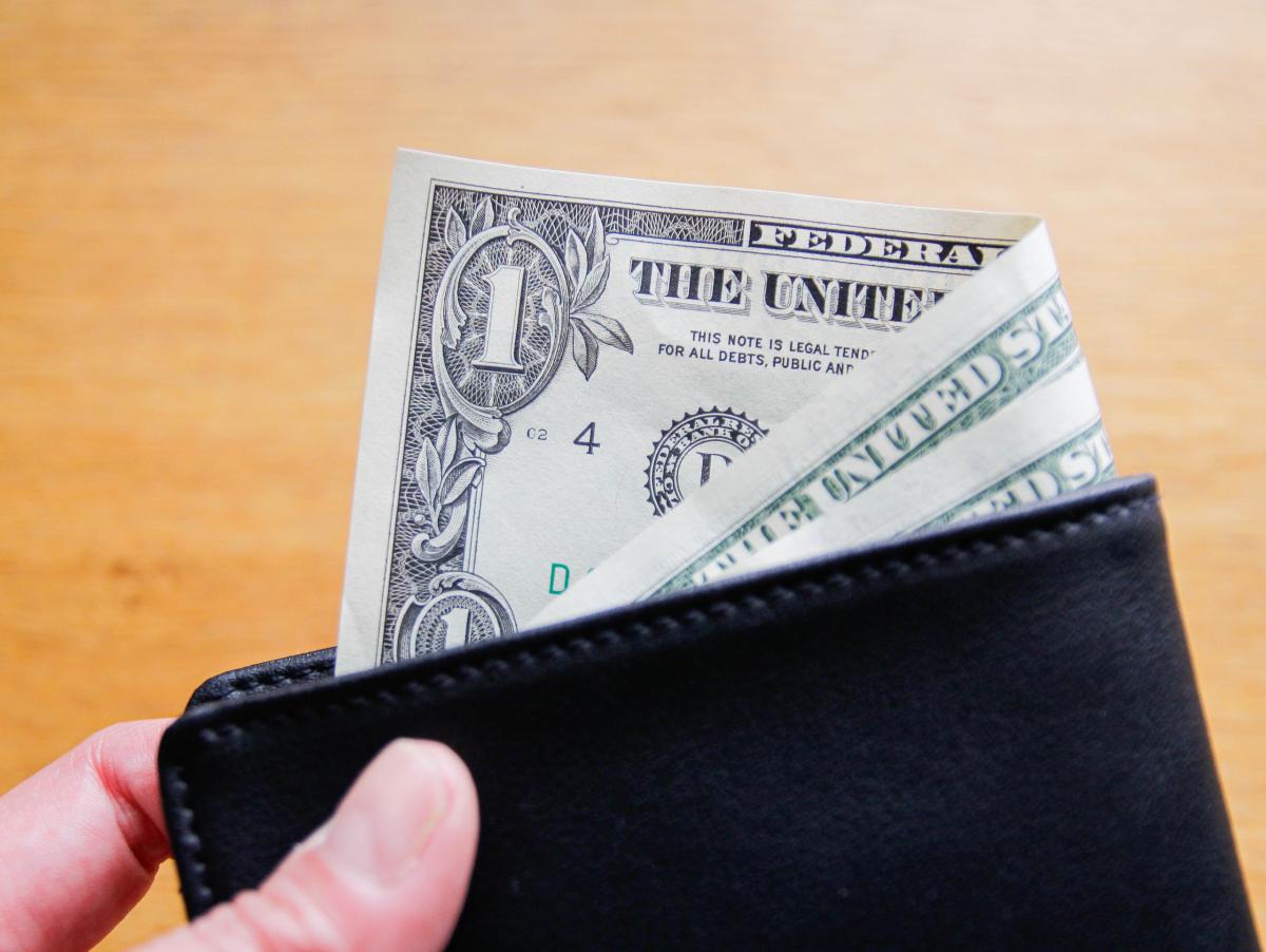 En 1975 perdió su cartera bajo el suelo de una casa en obras en Canadá: 51 años después, un carpintero la encontró con una entrada para 'Hamlet' y un billete de un dólar
