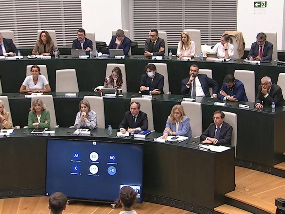 PP y Vox se quedan sentados durante un minuto de silencio por Maricarmen en el Ayuntamiento madrileño