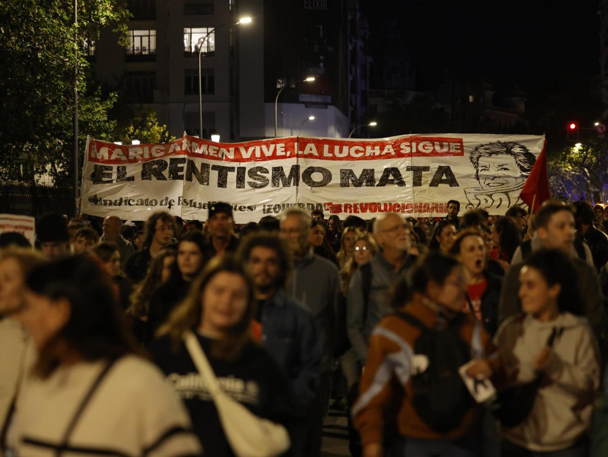 Miles de personas rinden homenaje a Maricarmen marchando desde Sol hasta la puerta de su casa