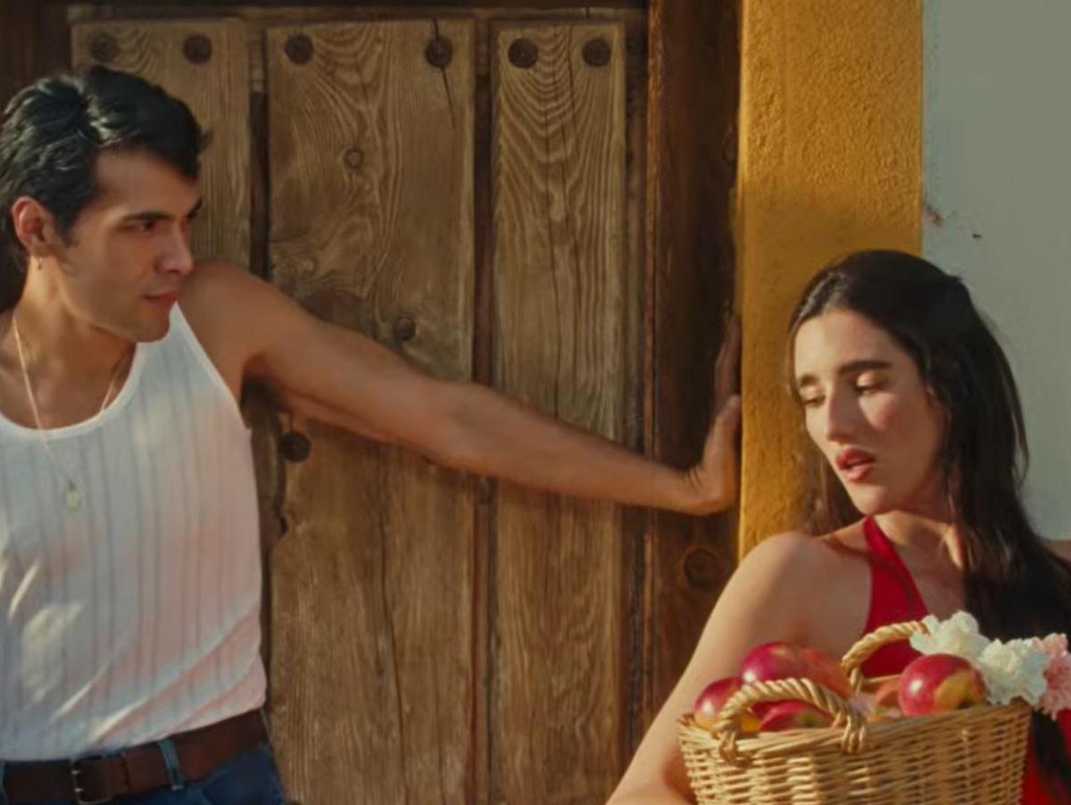 Judeline y un homenaje a la España más castiza en 'La falda': guiños a Penélope Cruz y Julio Romero de Torres de la mano de Rossy de Palma