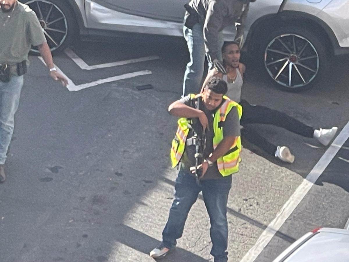 El ICE dispara a un dominicano con un niño de 5 años dentro del coche y Mandani estalla: "Que os vayáis"