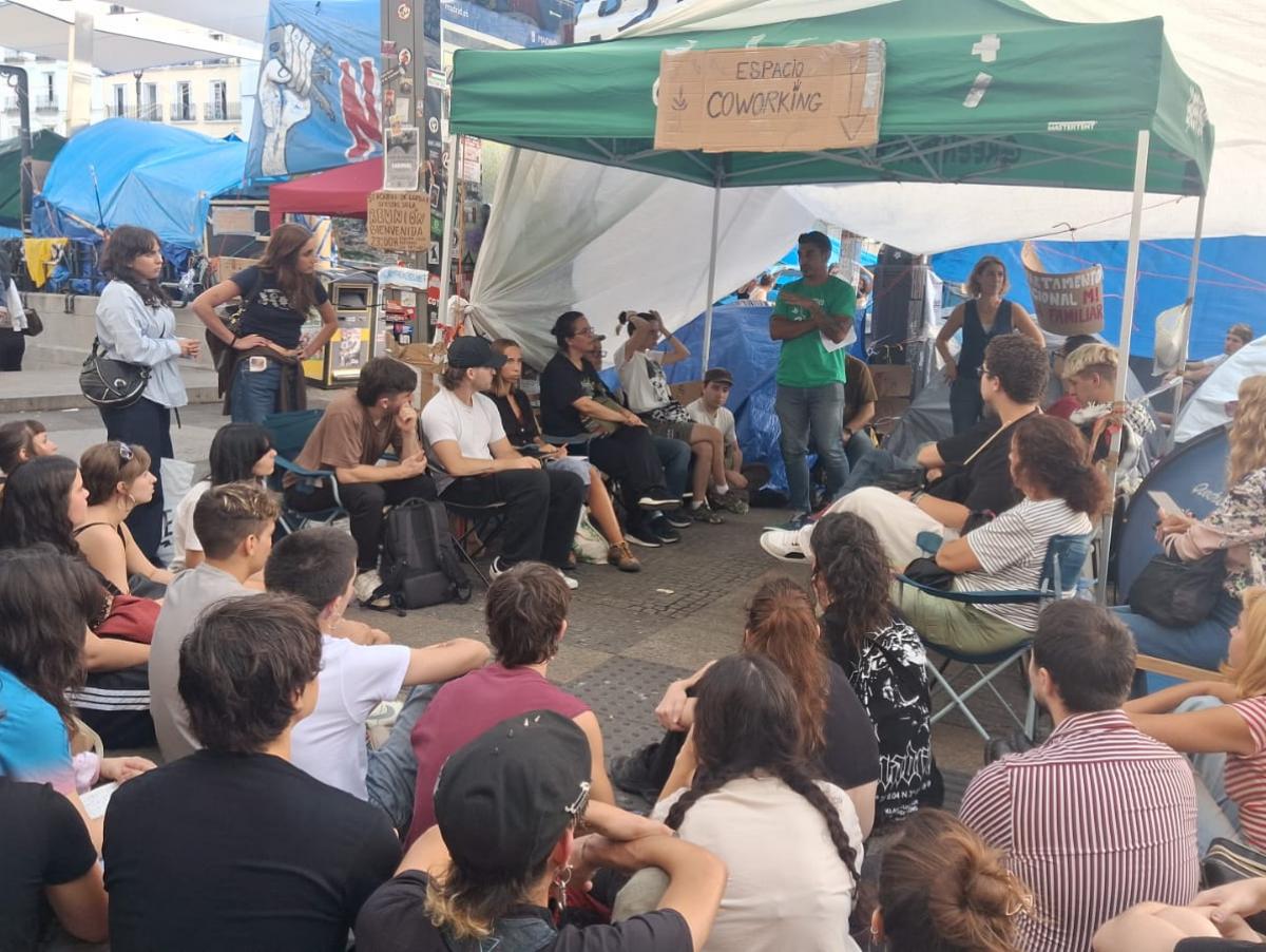 Eva Aladro, una de las profesoras que ha llevado la universidad a la acampada de Sol: "Hay gente que viene a contrastar lo que lee y a darse un baño de realidad"