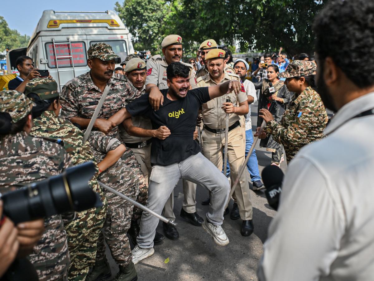 Protestas en Nueva Delhi: sin internet móvil, con estaciones cerradas y fuertes restricciones al transporte