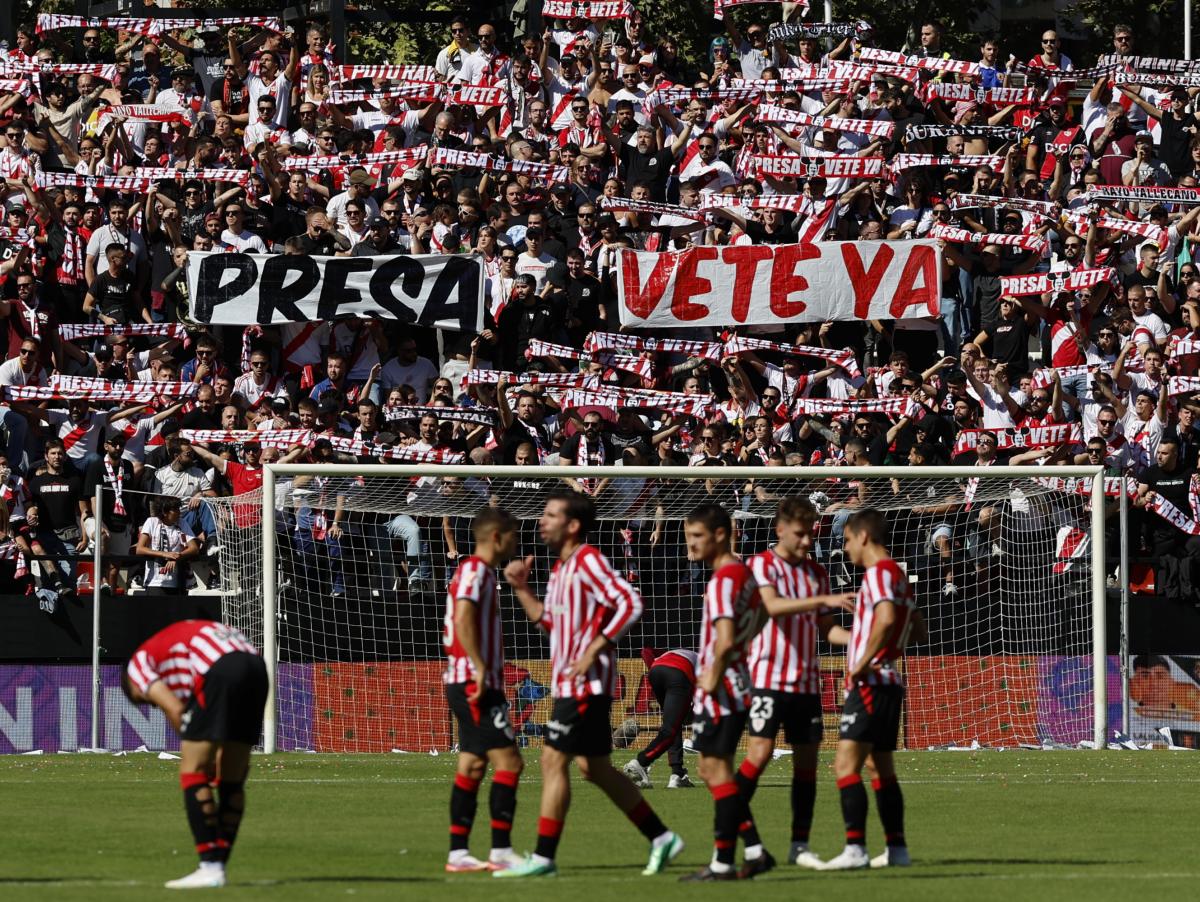Suspendido el Rayo-Athletic en Vallecas por el lanzamiento de bolas y aviones de papel