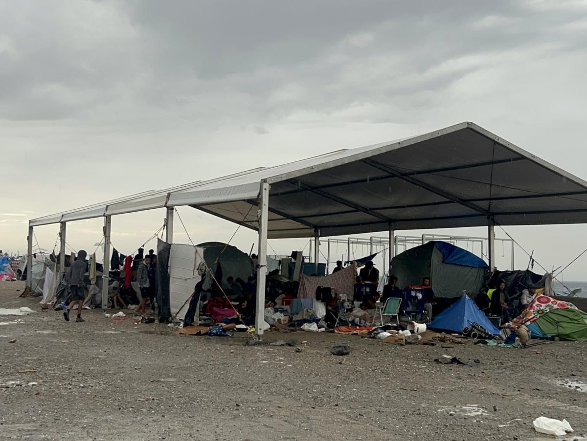 La Policía Nacional inicia el desalojo del campamento de migrantes de El Guano en Ceuta antes de la visita de los reyes