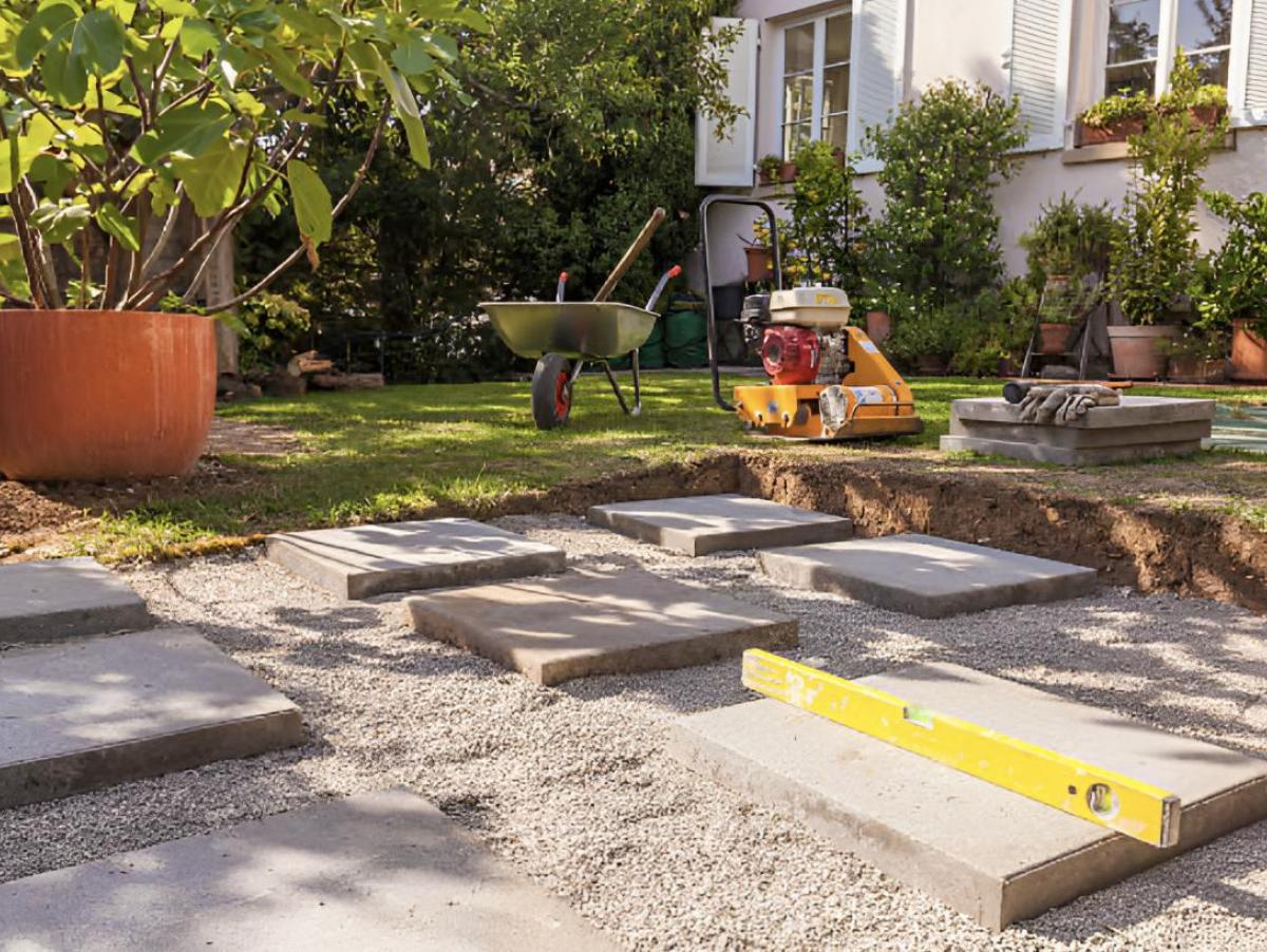 ⁠"Tuve que mover 200 toneladas de roca": Laurent, 67 años, ha construido con sus propias manos un teatro en el jardín de su casa