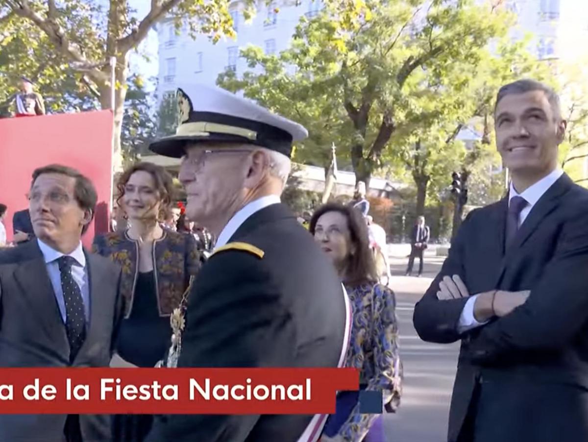 Llega Pedro Sánchez al desfile del 12 de octubre y lo esperan Isabel Díaz Ayuso y Almeida: lo que captan las cámaras dará que hablar