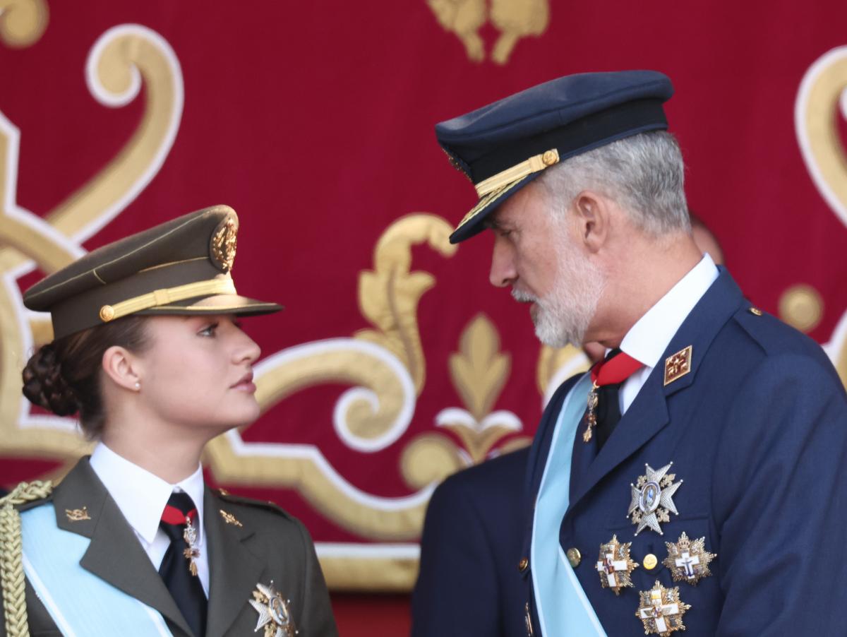 La princesa Leonor protagoniza la anécdota del 12 de octubre: se le cae la insignia del Toisón de Oro y Felipe VI tiene que ayudarla