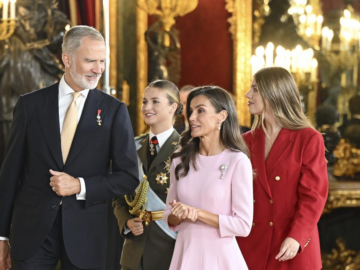 El 12 de octubre de la familia real: gestos, detalles y la reinterpretación de Letizia, la princesa Leonor y la infanta Sofía de 'las joyas de pasar'