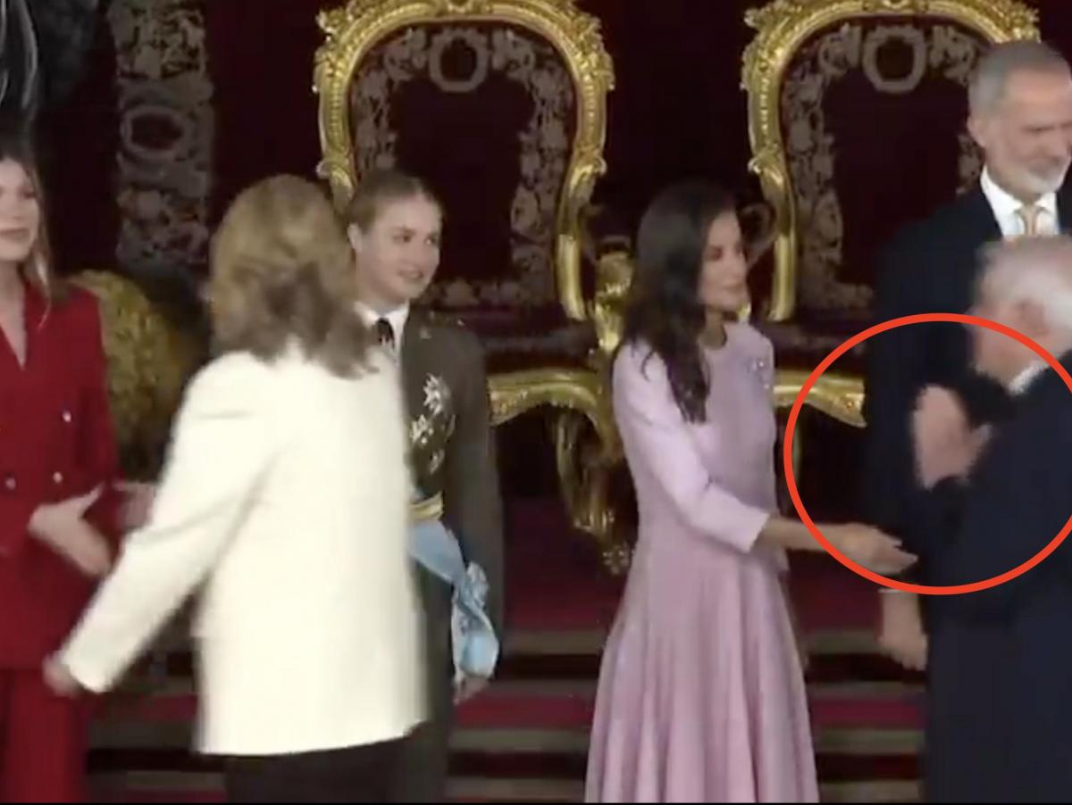 El gesto de un invitado con la reina Letizia durante el besamanos del 12-O para no tener que tocarla