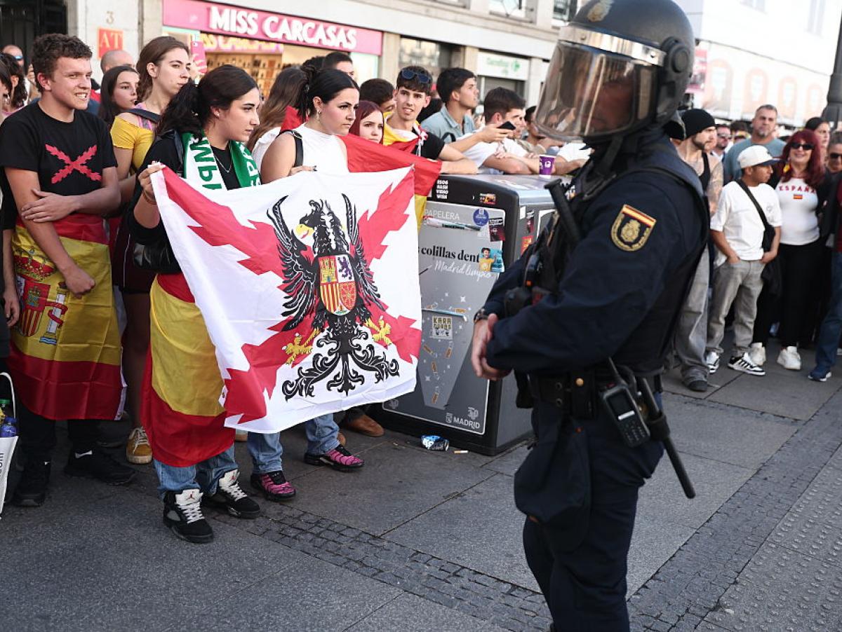 "Rojo el que no bote": asistentes al desfile del 12-O increpan a los acampados de Sol