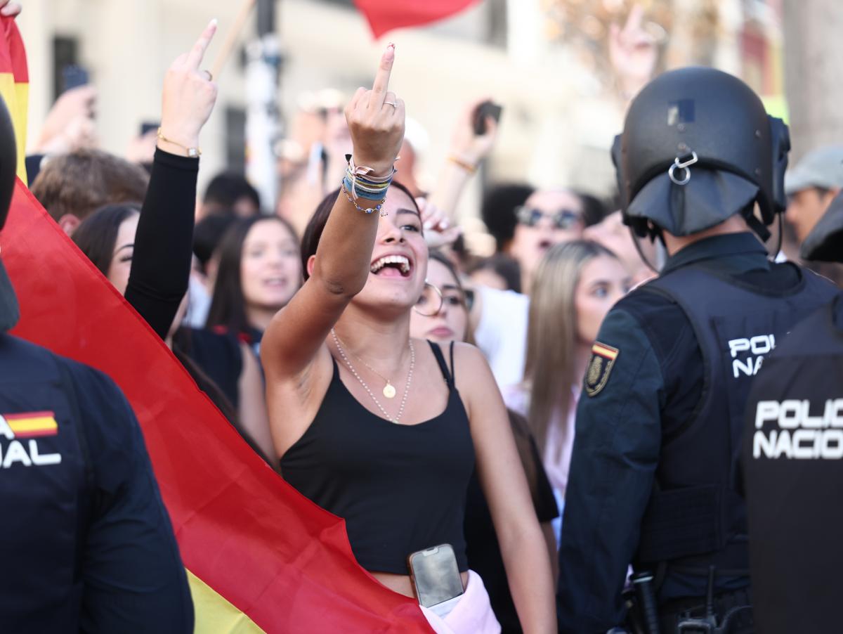 Un policía herido y dos detenidos en enfrentamientos entre acampados y ultras en Sol
