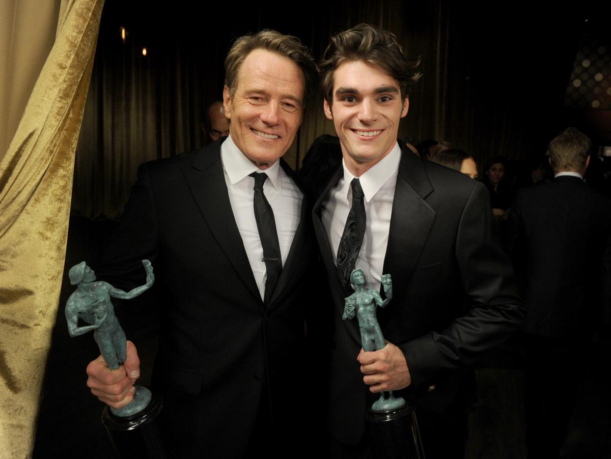 La emotiva despedida de Bryan Cranston a RJ Mitte, su hijo en 'Breaking Bad': "¿Por qué?"