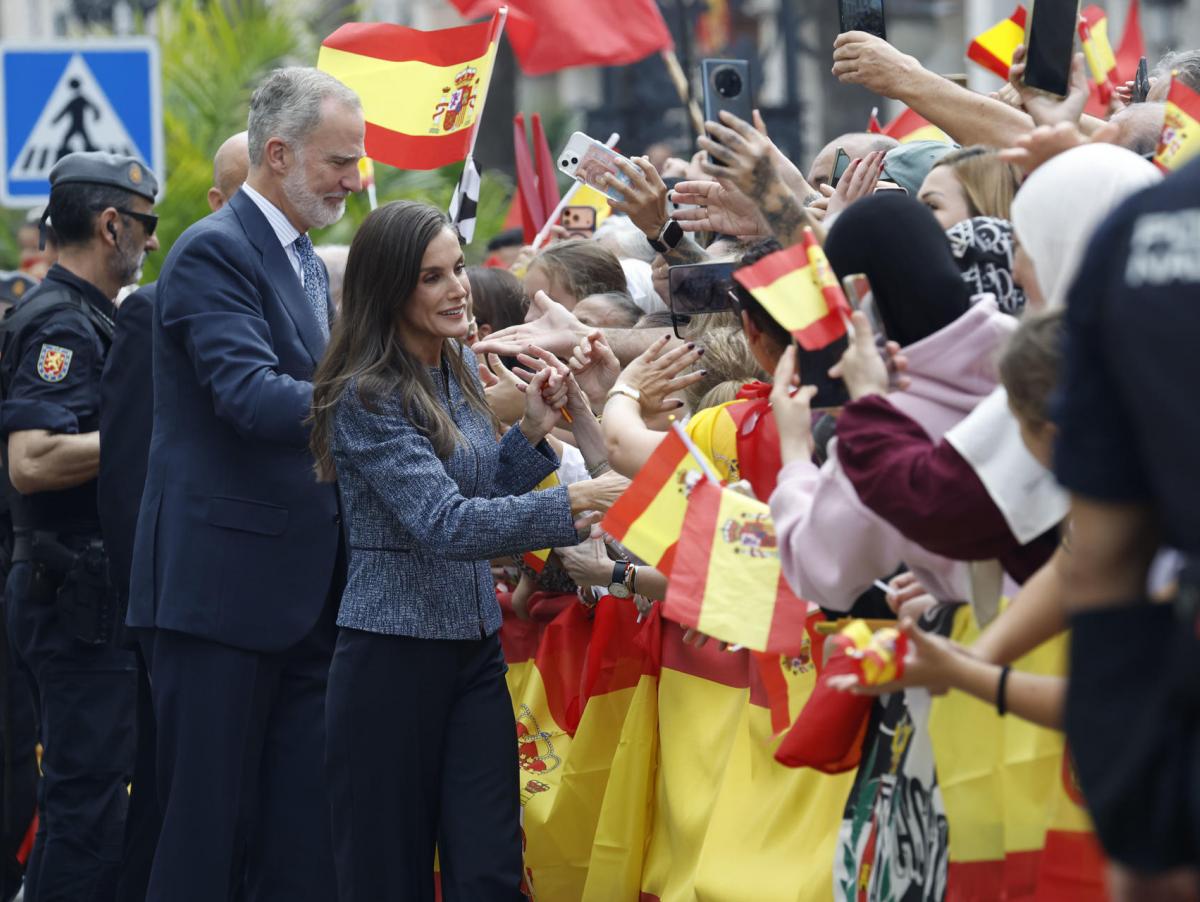 Los reyes reciben aplausos y gritos de "Viva España" a su llegada a Ceuta