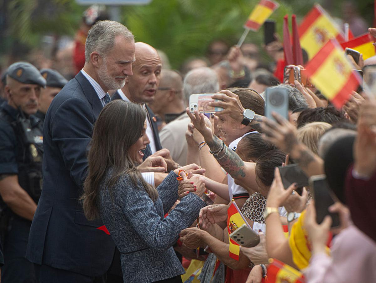 Los micrófonos captan lo que le dice una ceutí a Felipe VI al salir del colegio en Ceuta: "No nos olvides"