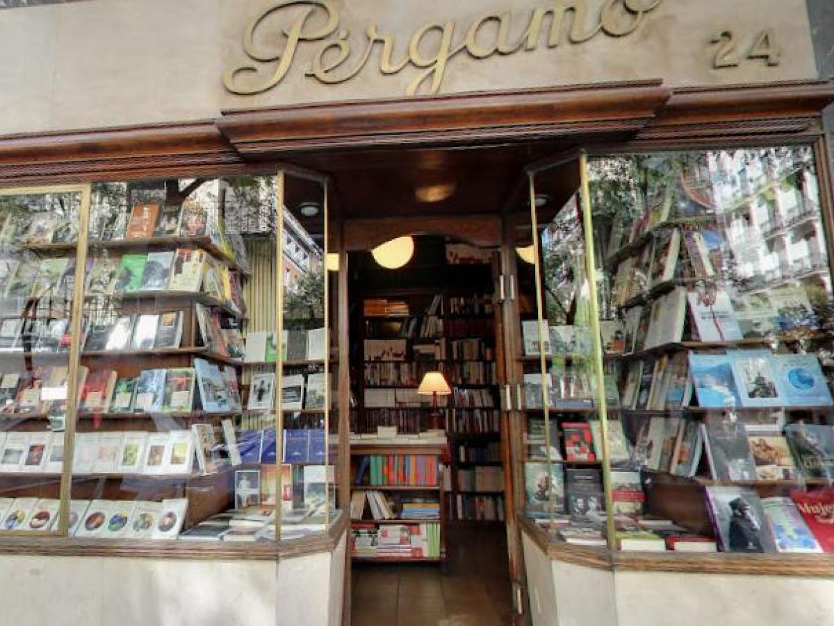 Cierra Pérgamo, la librería más antigua de Madrid rescatada hace cinco años por un grupo de libreros jóvenes: "La presión inmobiliaria nos está ahogando"