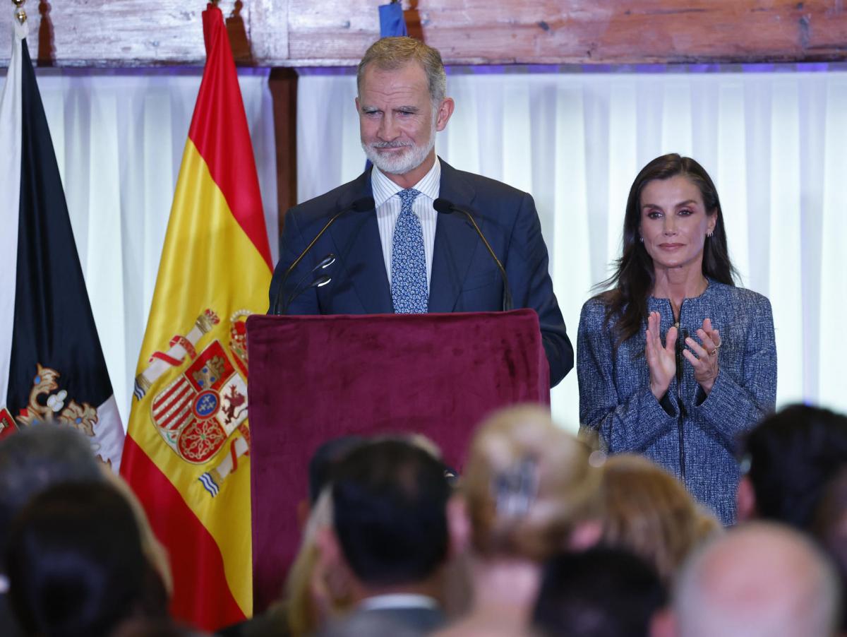 El rey afirma, en Ceuta, que "quienes entraron irregularmente deben regresar a su lugar de origen"